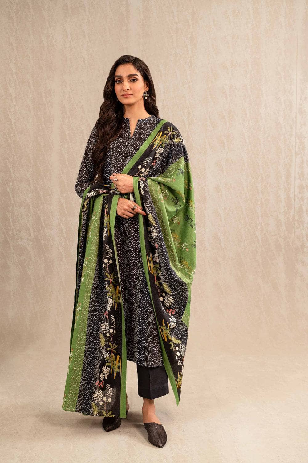 img_nishat_winter_23_awwal_boutique