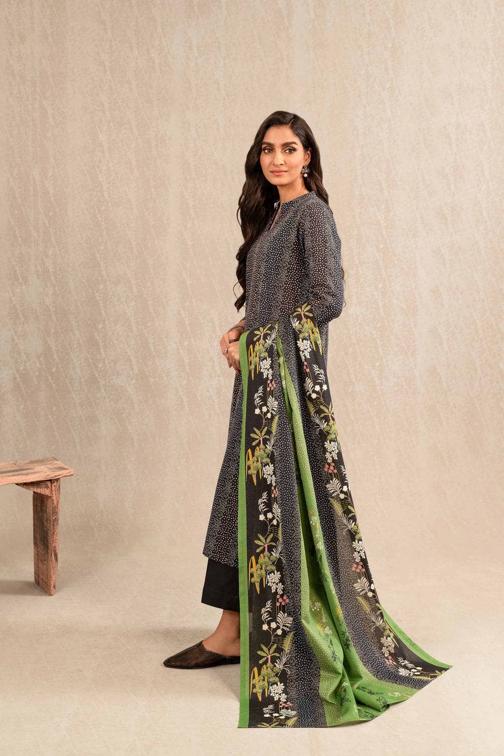 img_nishat_winter_23_awwal_boutique