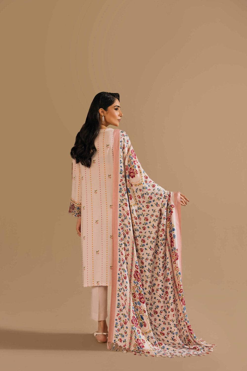 img_nishat_winter_23_awwal_boutique