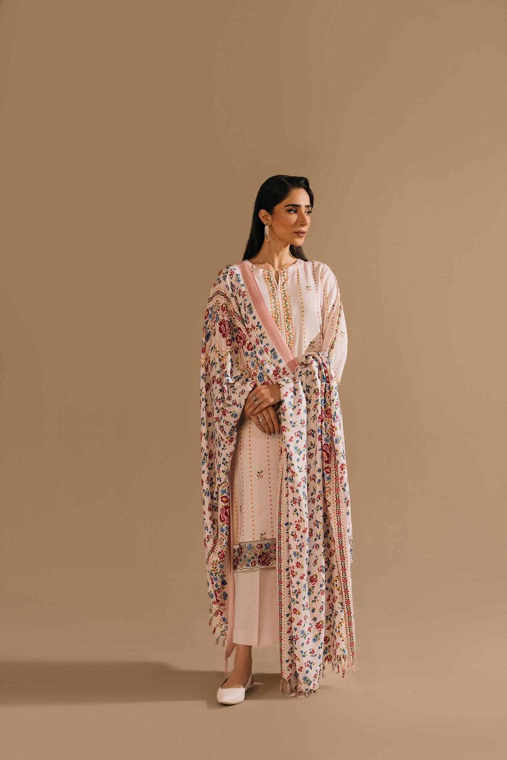 img_nishat_winter_23_awwal_boutique
