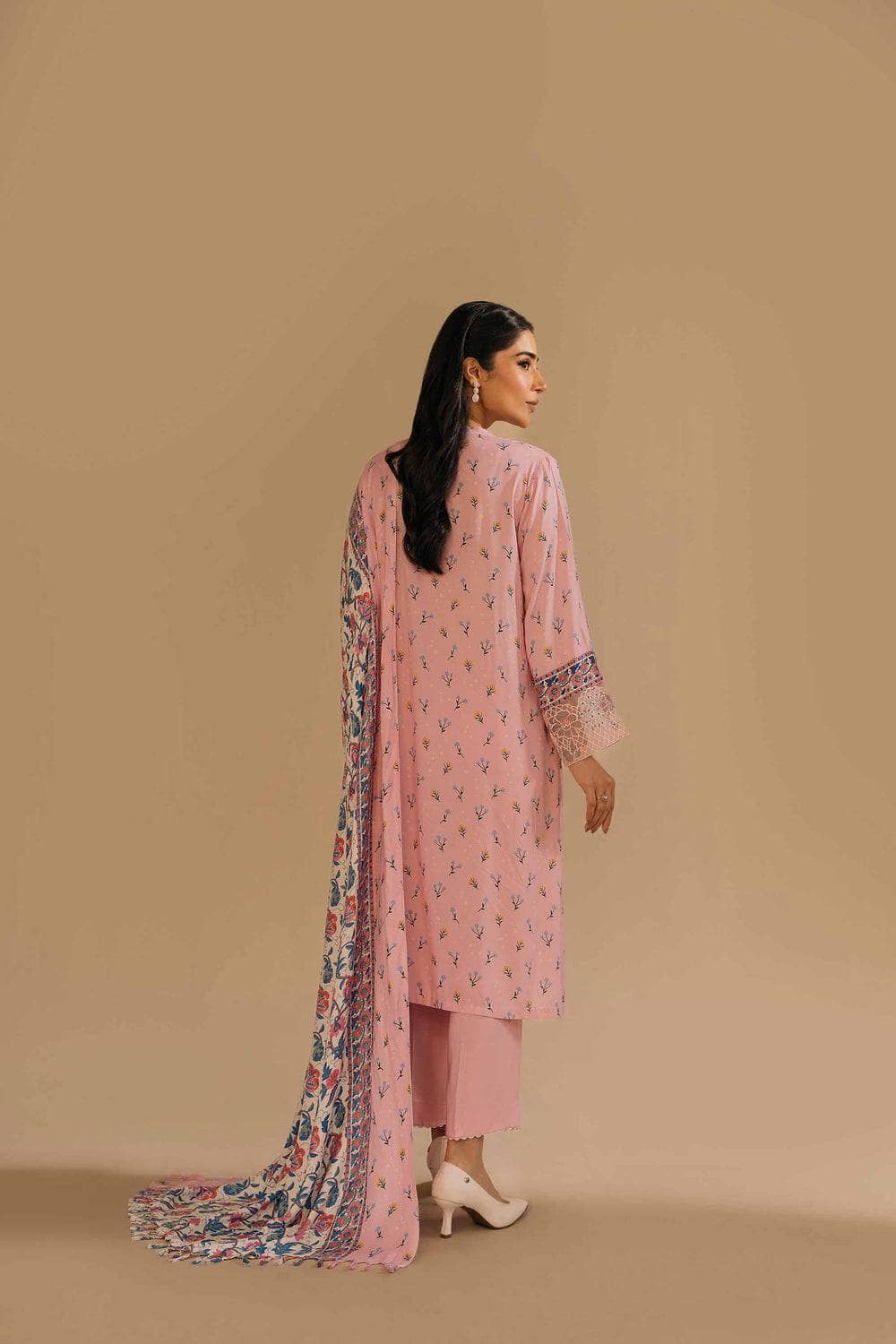img_nishat_winter_23_awwal_boutique