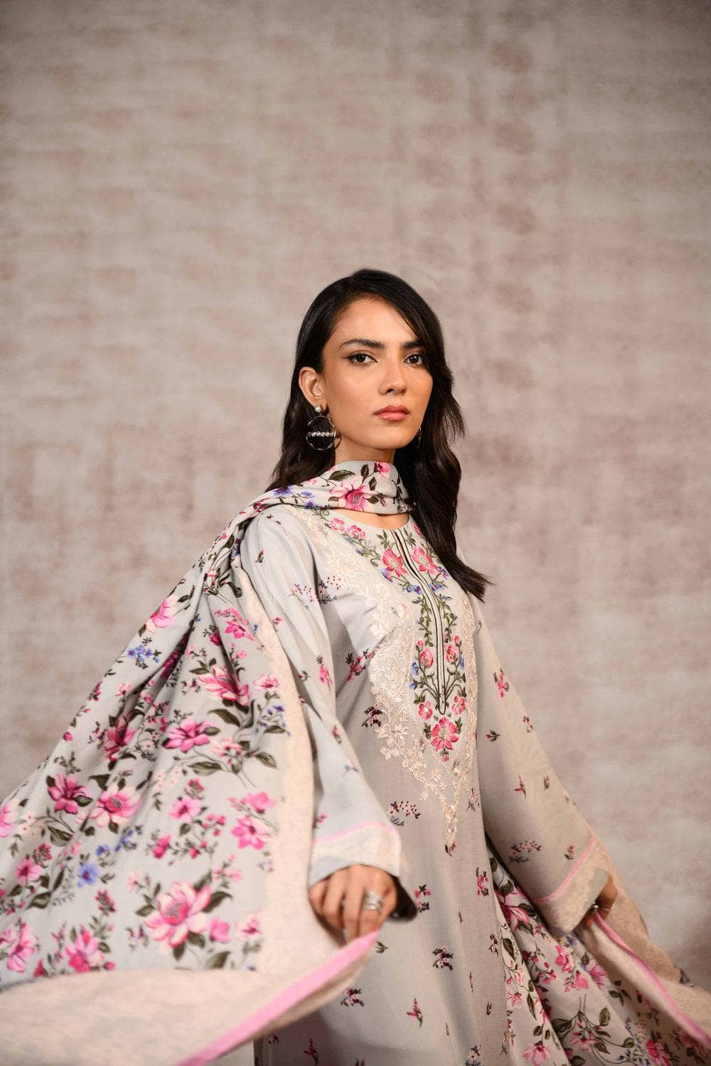 img_nishat_winter_23_awwal_boutique