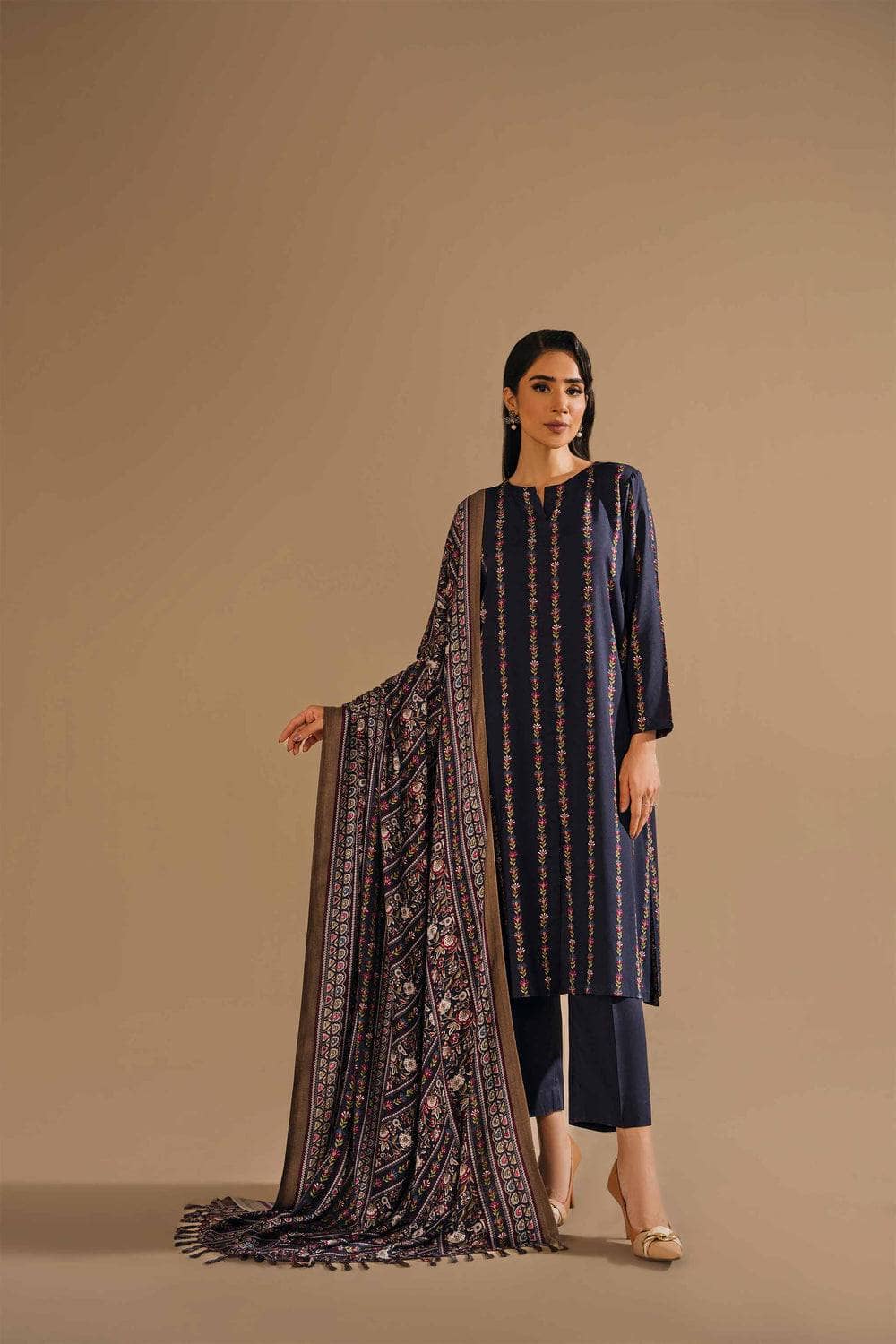 img_nishat_winter_23_awwal_boutique