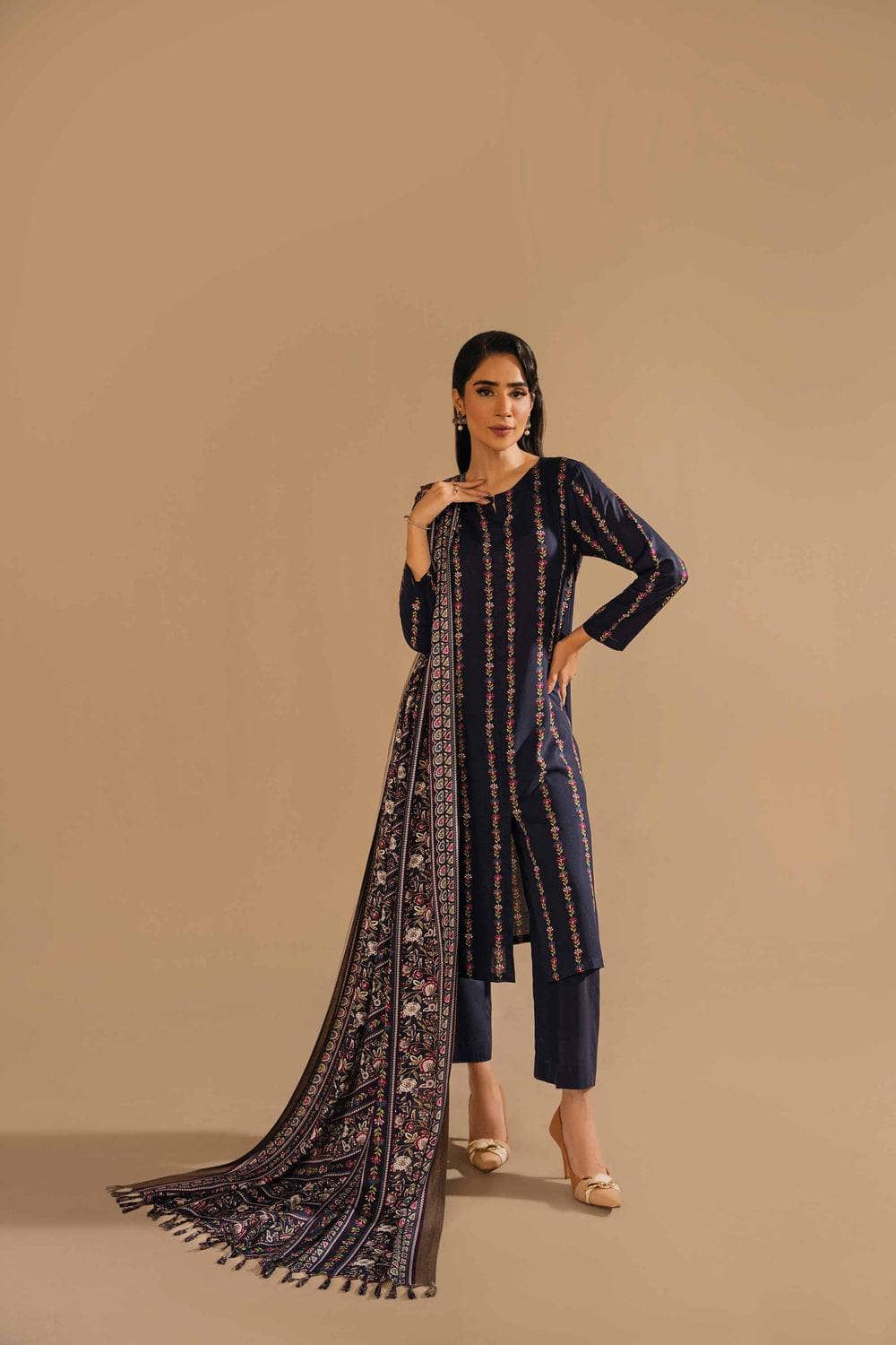 img_nishat_winter_23_awwal_boutique