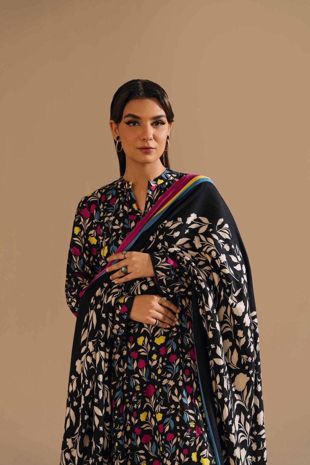 img_nishat_winter_23_awwal_boutique