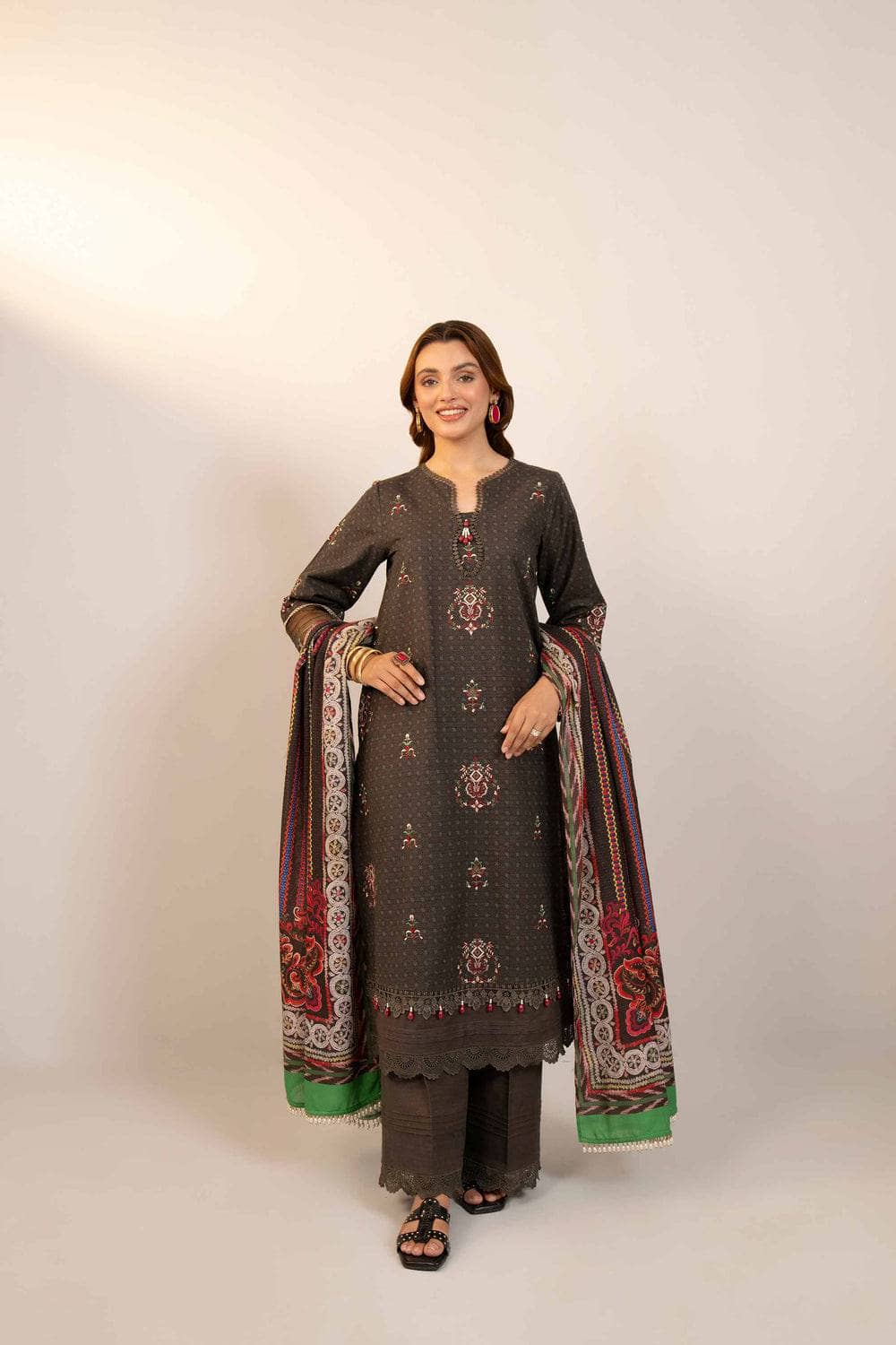 img_nishat_winter_24_awwal_boutique