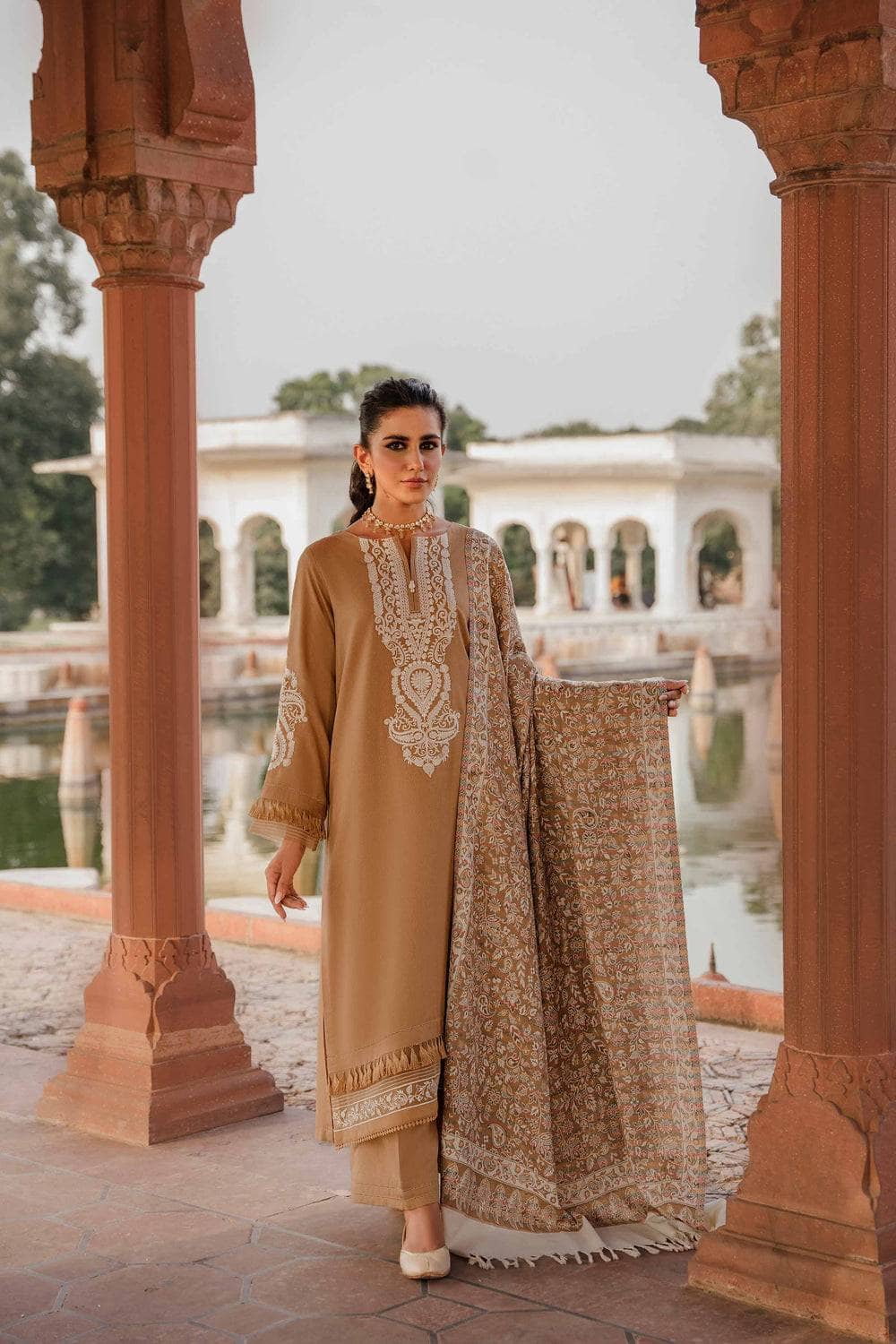 img_nishat_winter_23_awwal_boutique