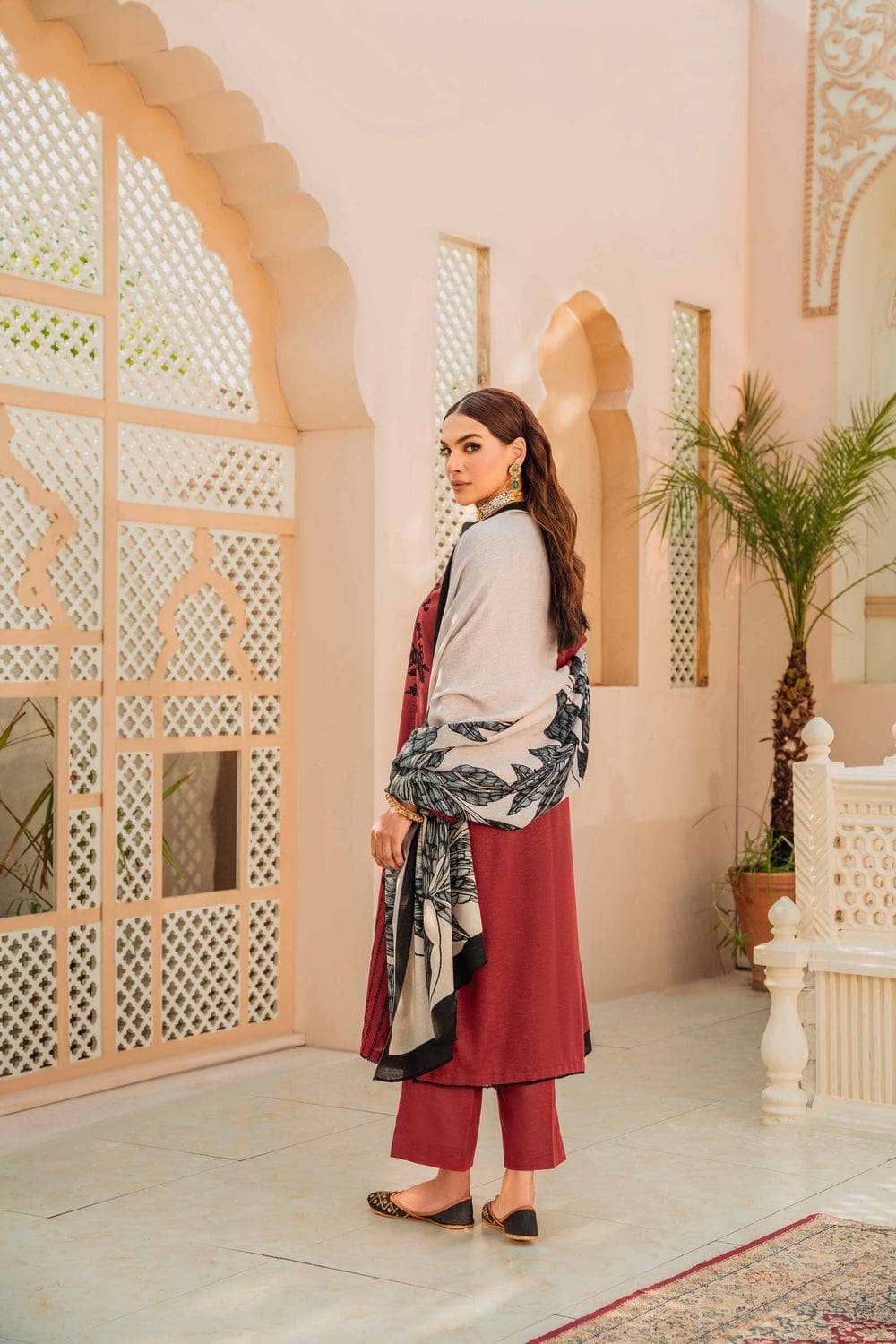 img_nishat_winter_23_awwal_boutique