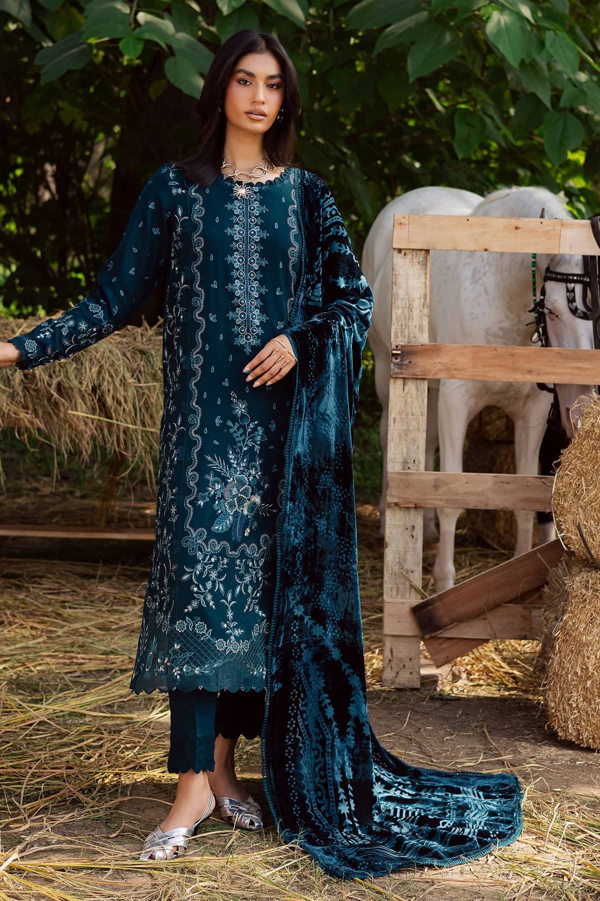Nureh Exclusive Shawl Collection Winter Pakistani Suits Nureh Exclusive Velvet Palachi Shawl/NE 186