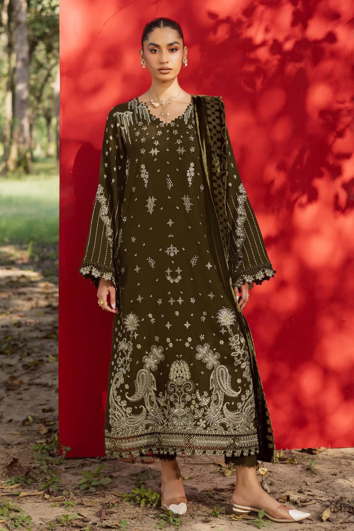 Nureh Exclusive Shawl Collection Winter Pakistani Suits Nureh Exclusive Velvet Palachi Shawl/NE 190
