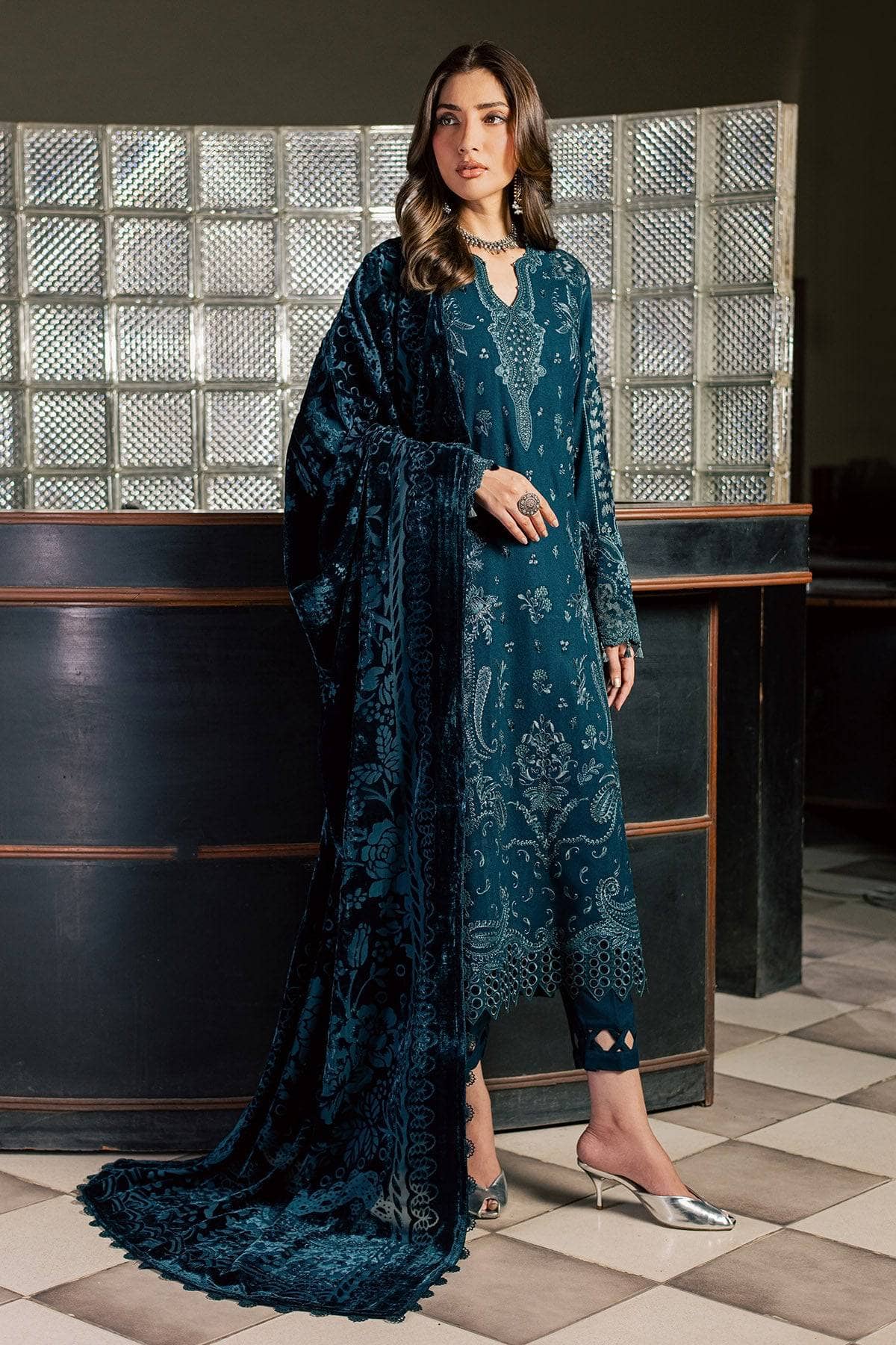 img_nureh_leather_peach_velvet_palachi_shawl_awwal_boutique