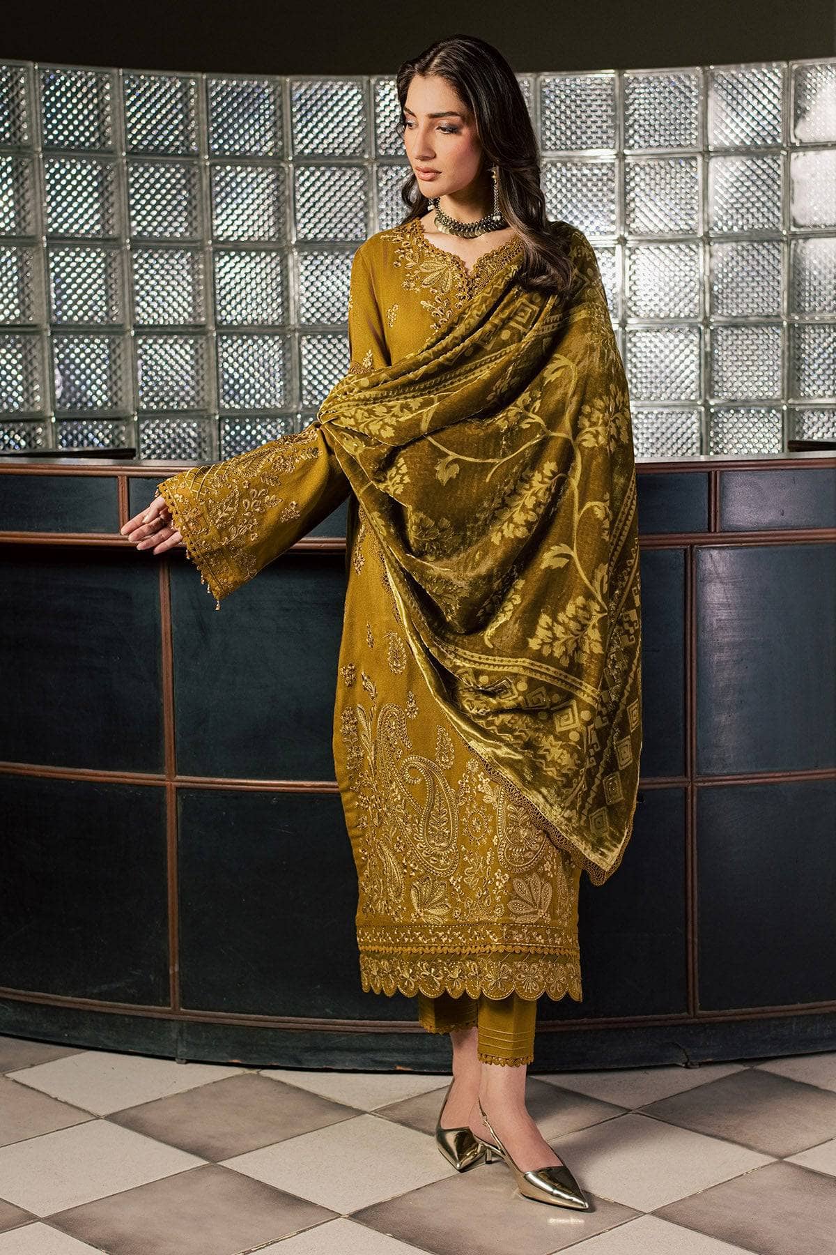 img_nureh_leather_peach_velvet_palachi_shawl_awwal_boutique