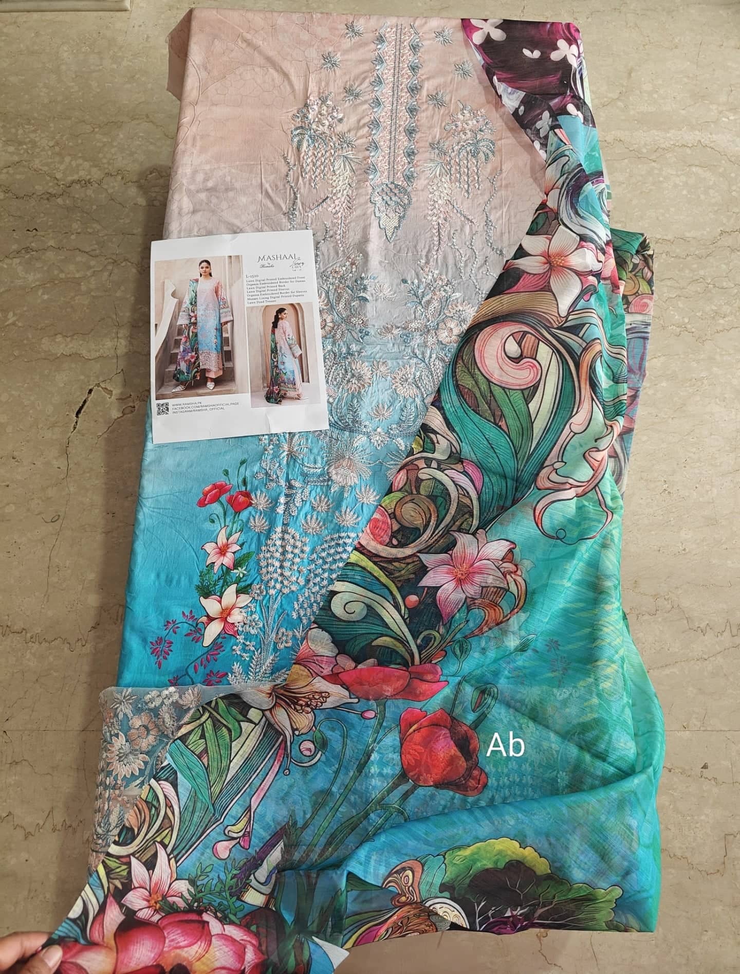 img_open_pic_ramsha_andaz_lawn_23_awwal_boutique