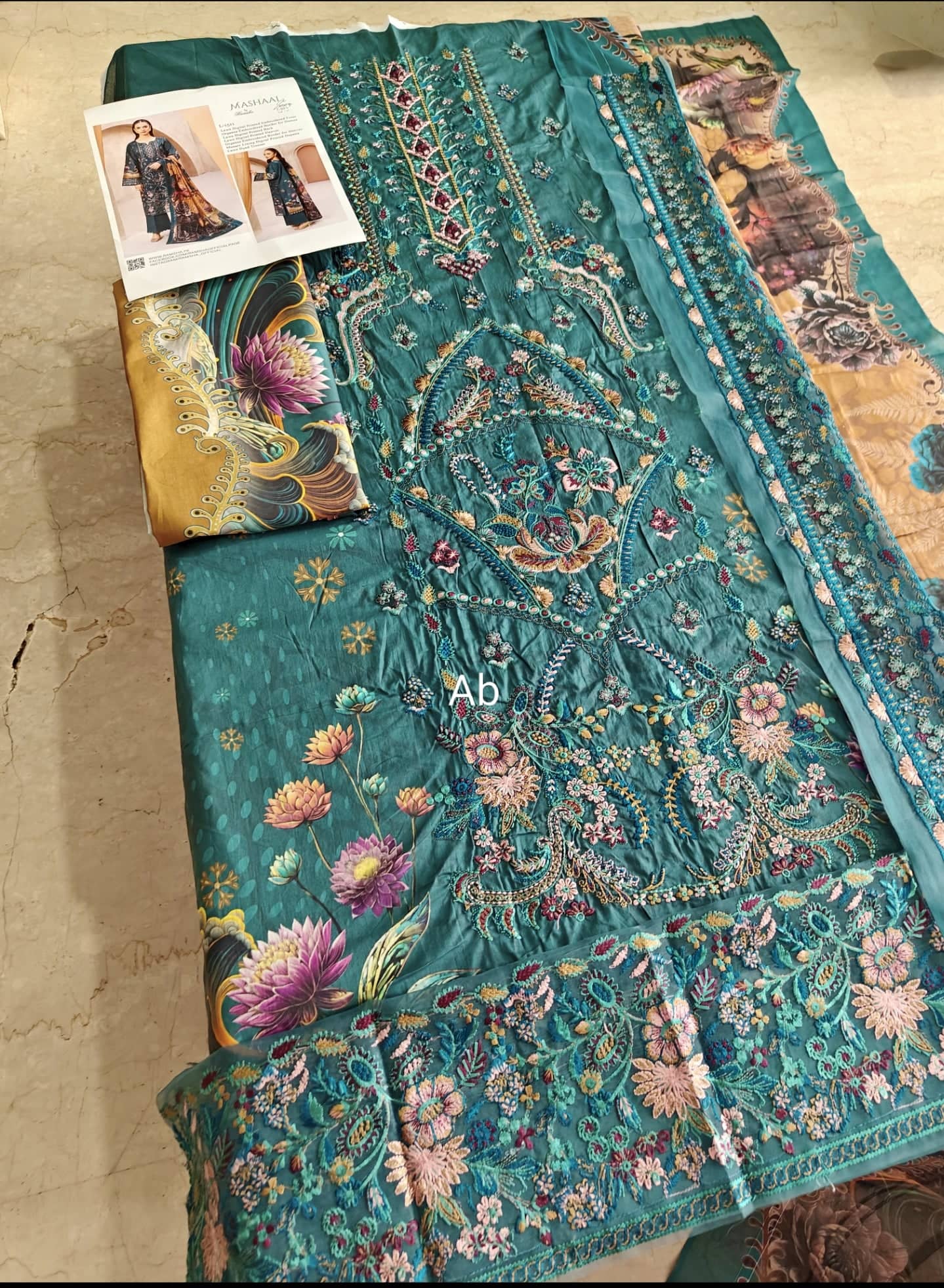 img_open_pic_ramsha_andaz_lawn_23_awwal_boutique