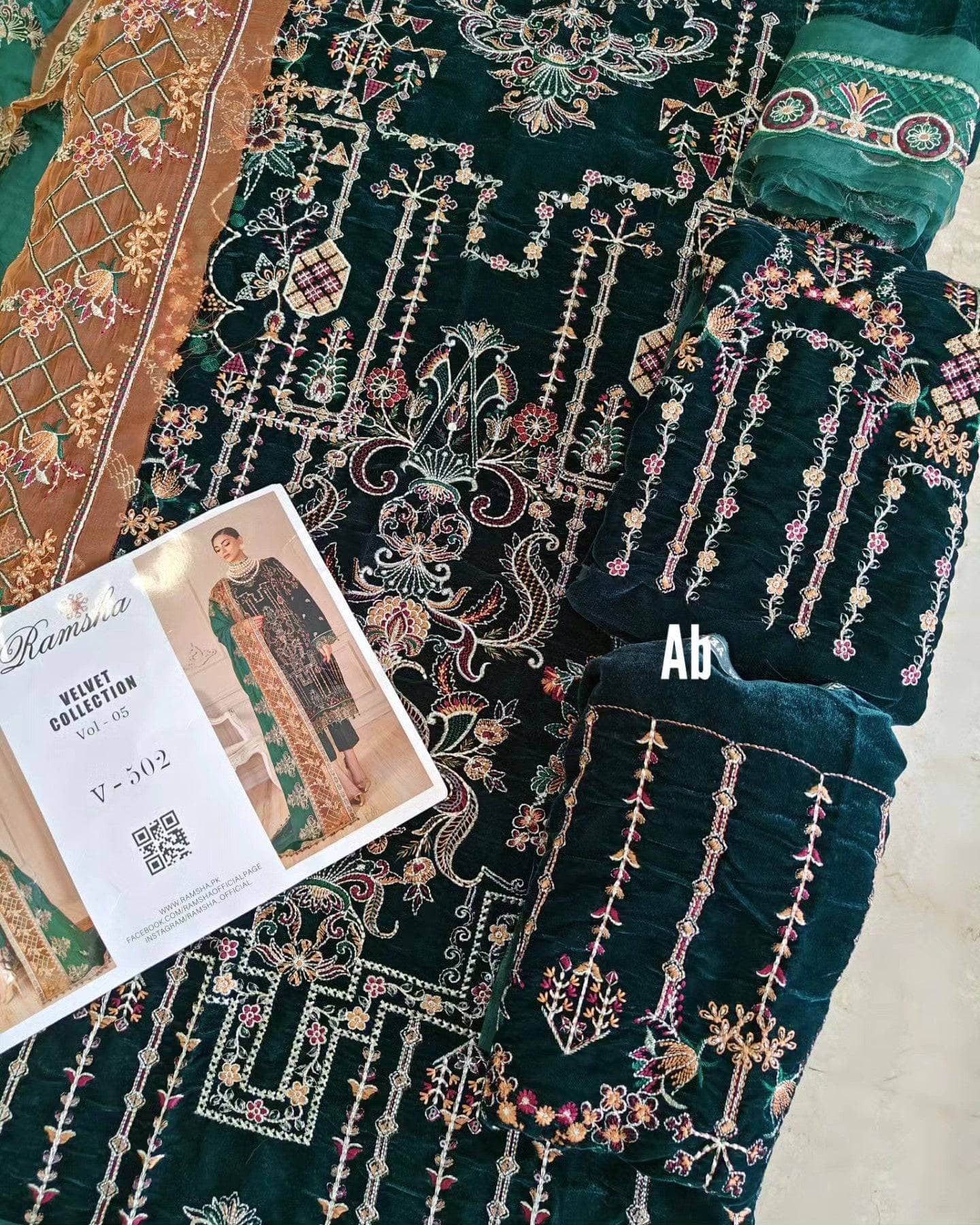 img_open_pic_ramsha_velvet_awwal_boutique