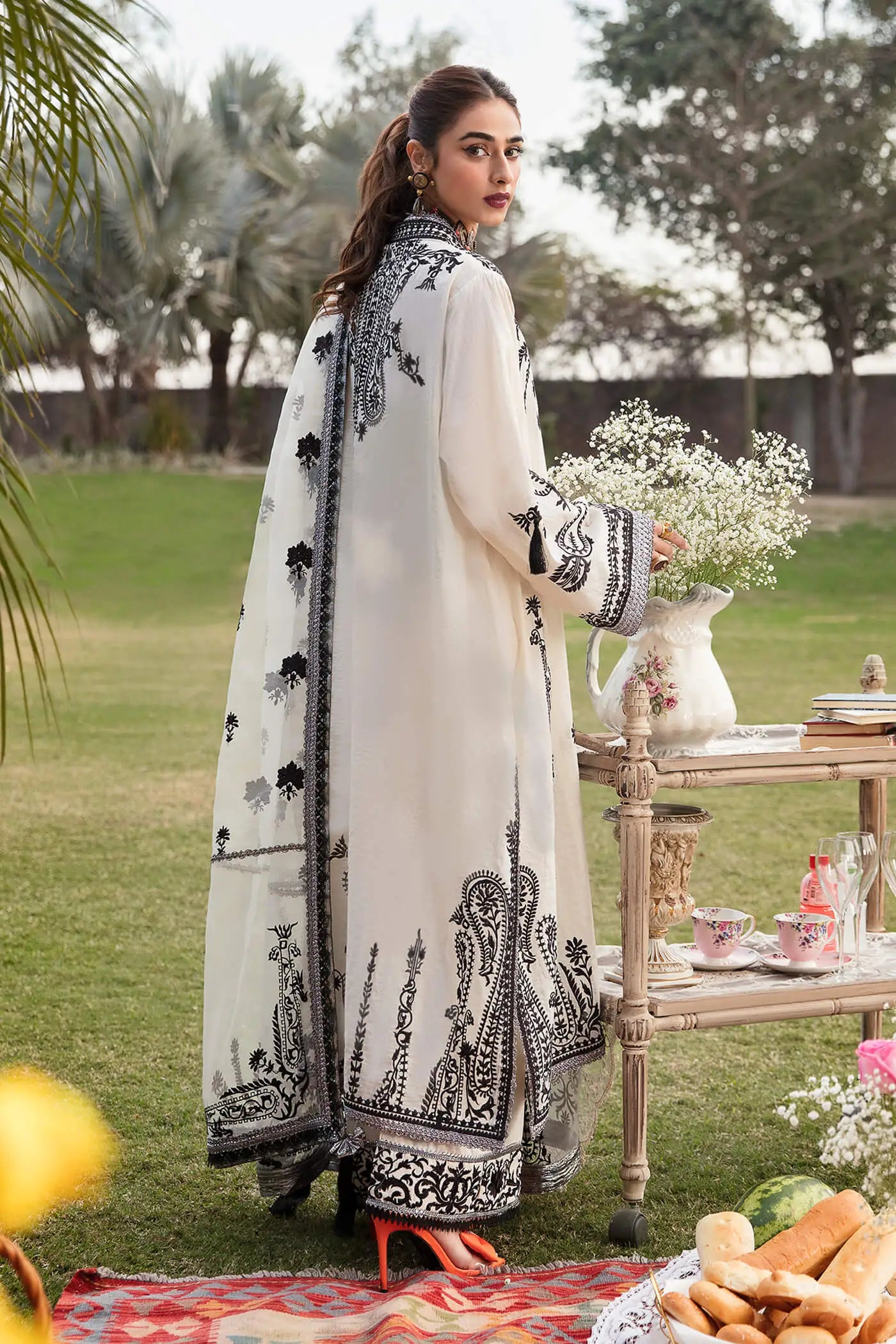 img_nilofer_shahid_lawn_23_awwal_boutique