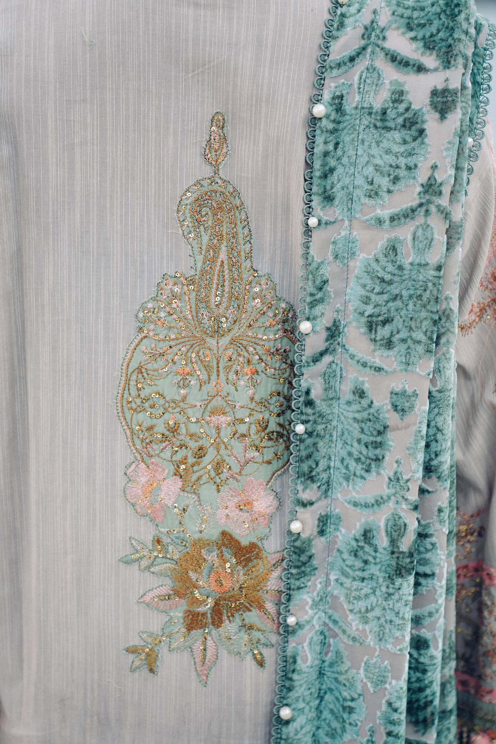 img_sana_safinaz_winter_shawl_collection_awwal_boutique