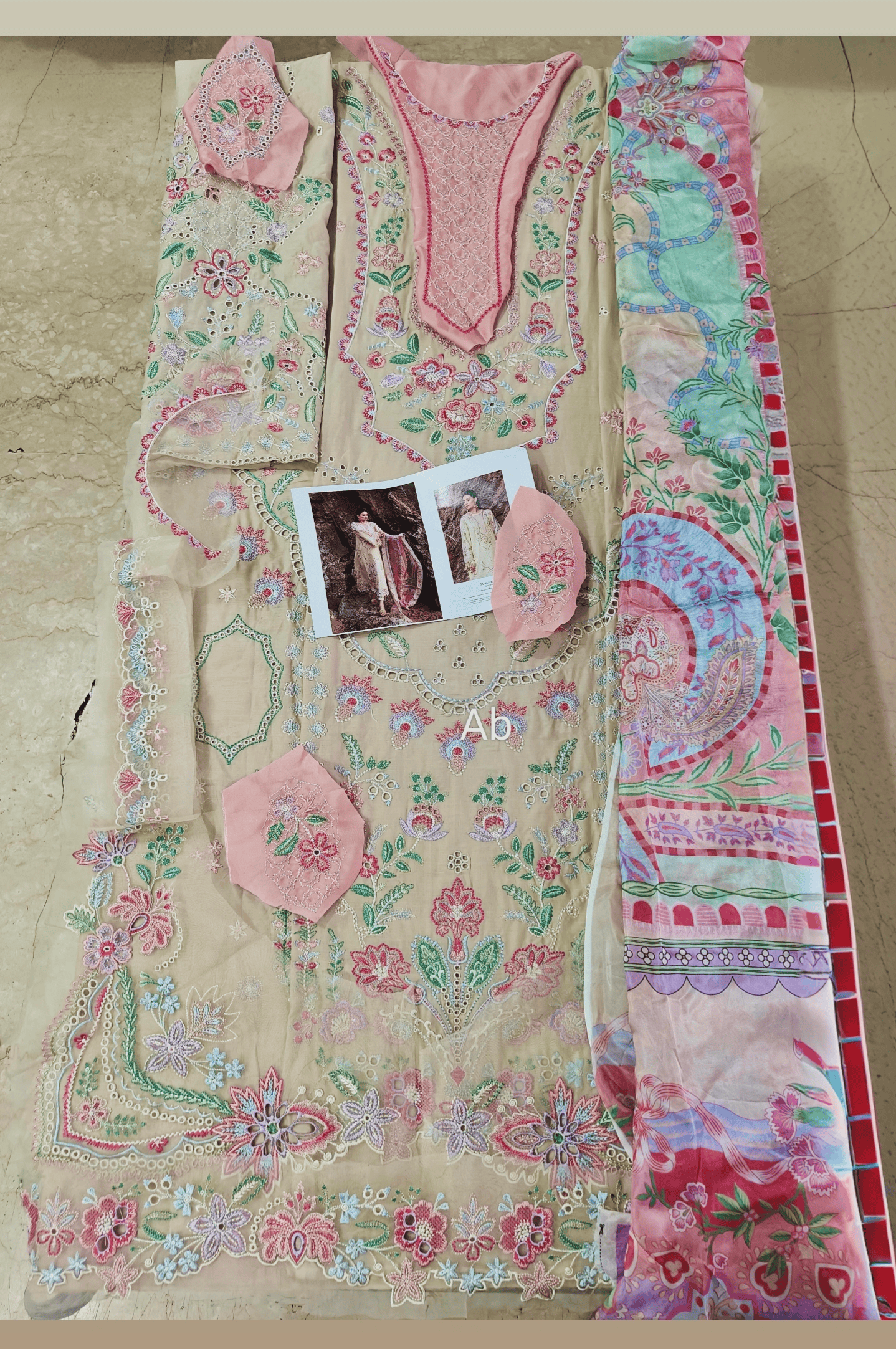 Open Pic/Sadaf Fawad Khan Siraa Lawn 26/Sunehri