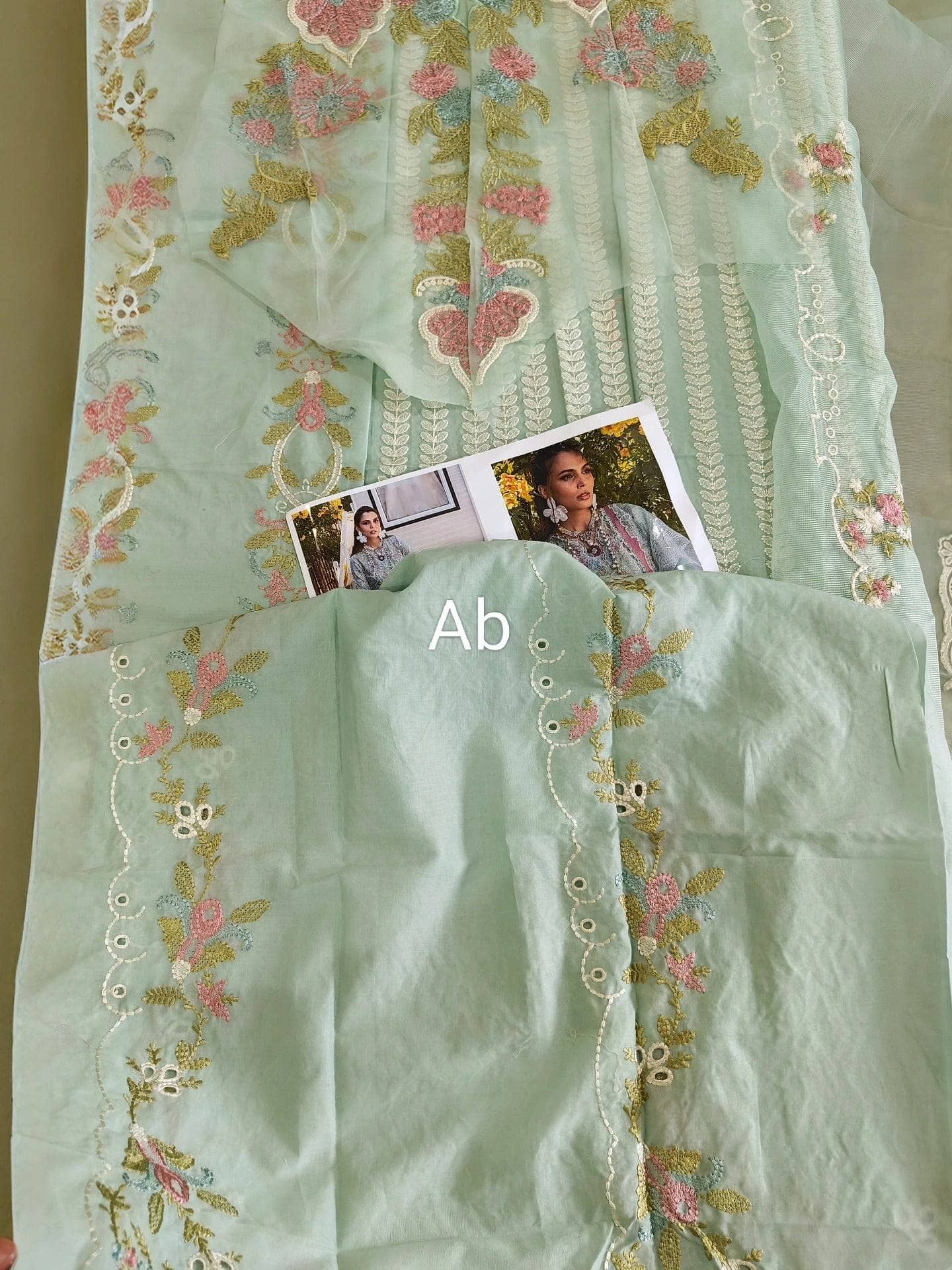 img_saira_shakira_lawn_awwal_boutique