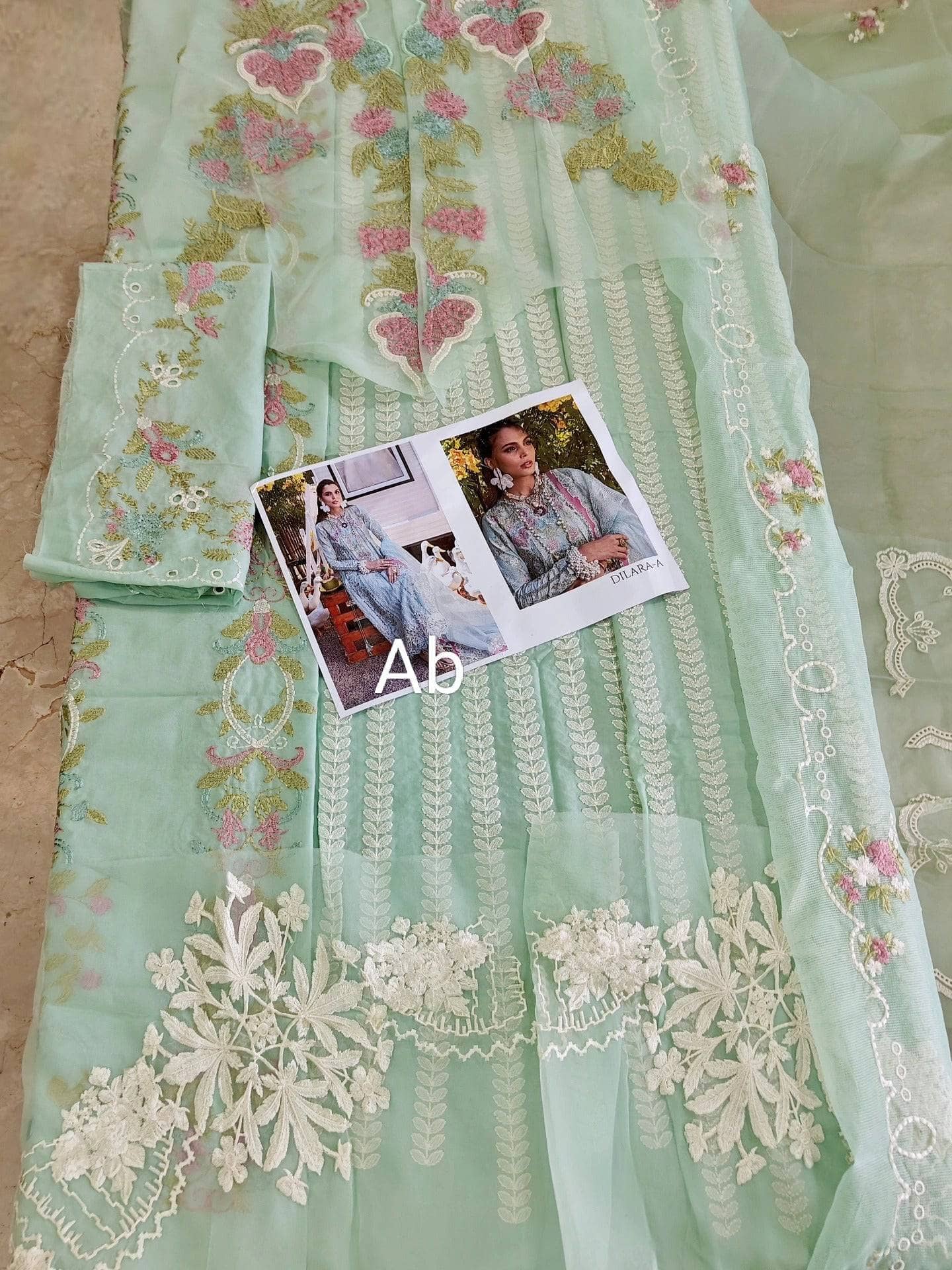 img_saira_shakira_lawn_awwal_boutique