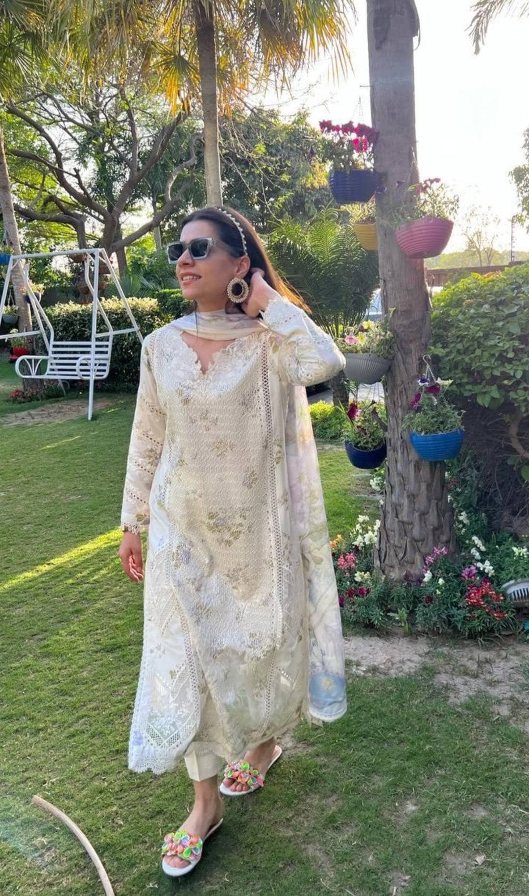 img_spotted_in_saira_shakira_lawn_awwal_boutique