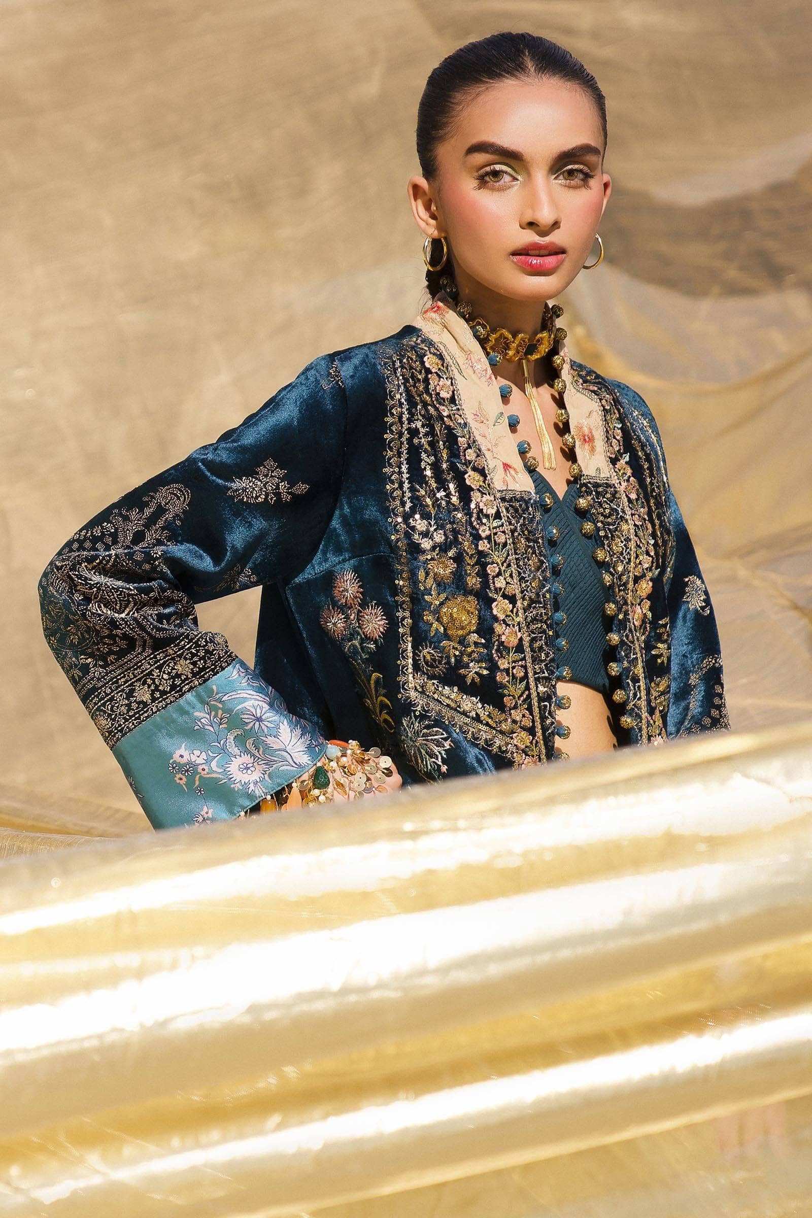img_sana_safinaz_winter_shawl_collection_awwal_boutique