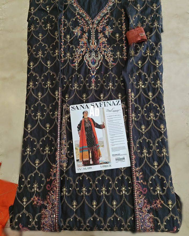 img_open_pic_sana_safinaz_winter_23_awwal_boutique
