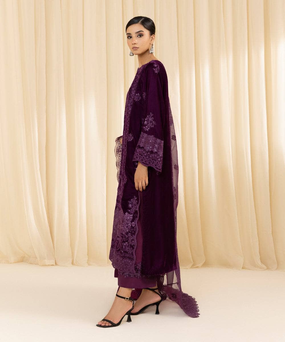 img_sapphire_velvet_suit_awwal_boutique