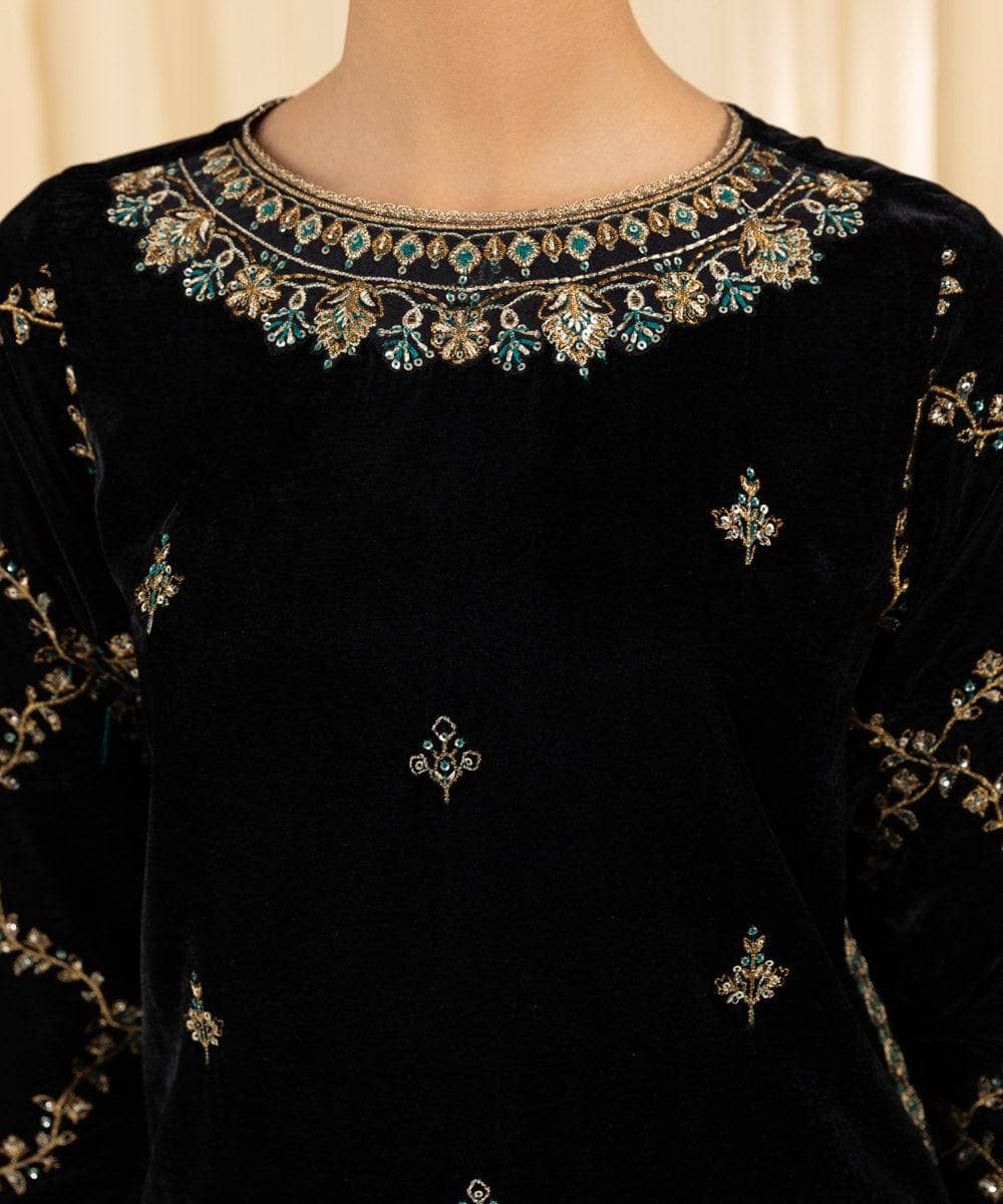 img_sapphire_velvet_suit_awwal_boutique