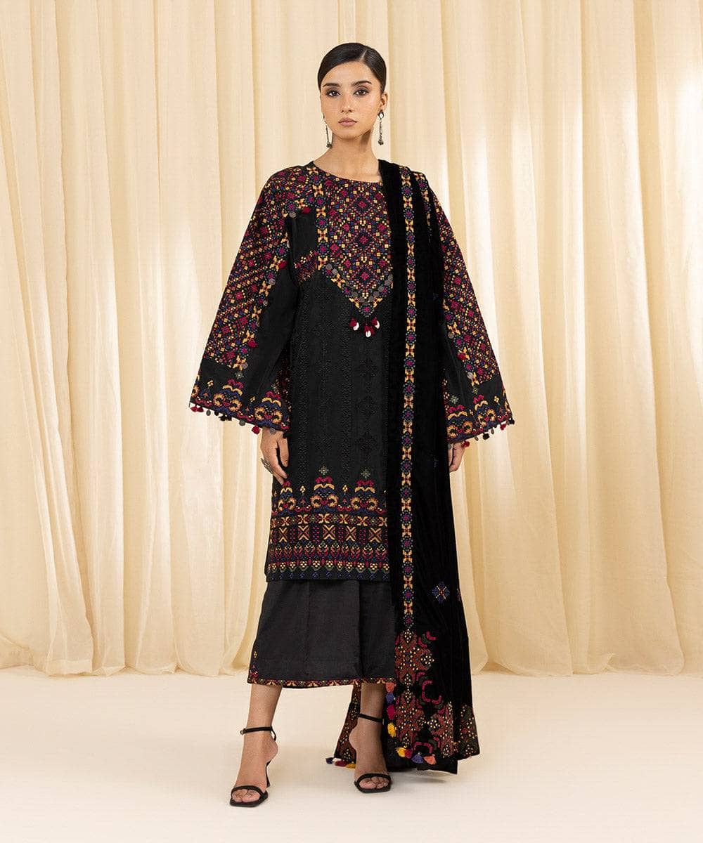img_sapphire_velvet_suit_awwal_boutique