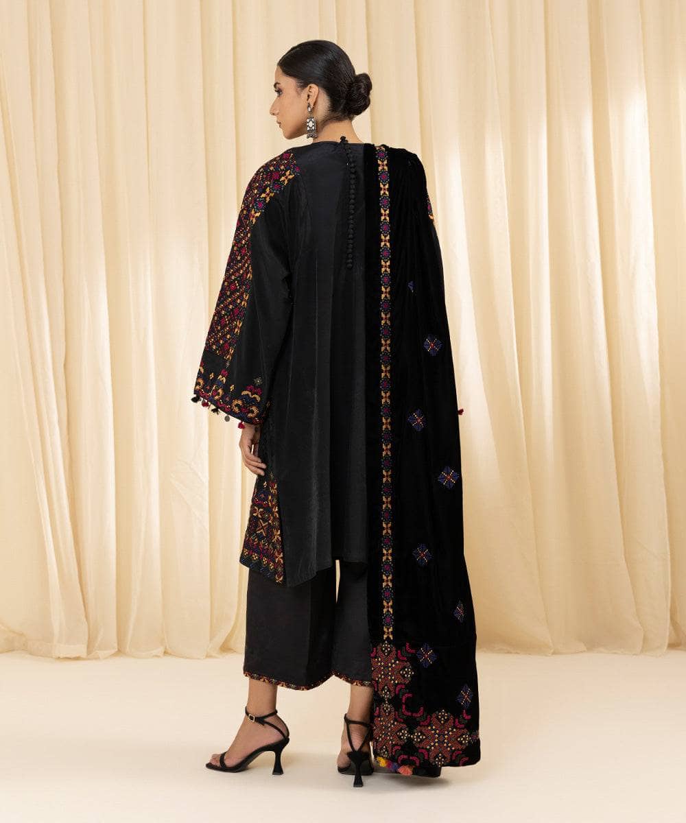 img_sapphire_velvet_suit_awwal_boutique