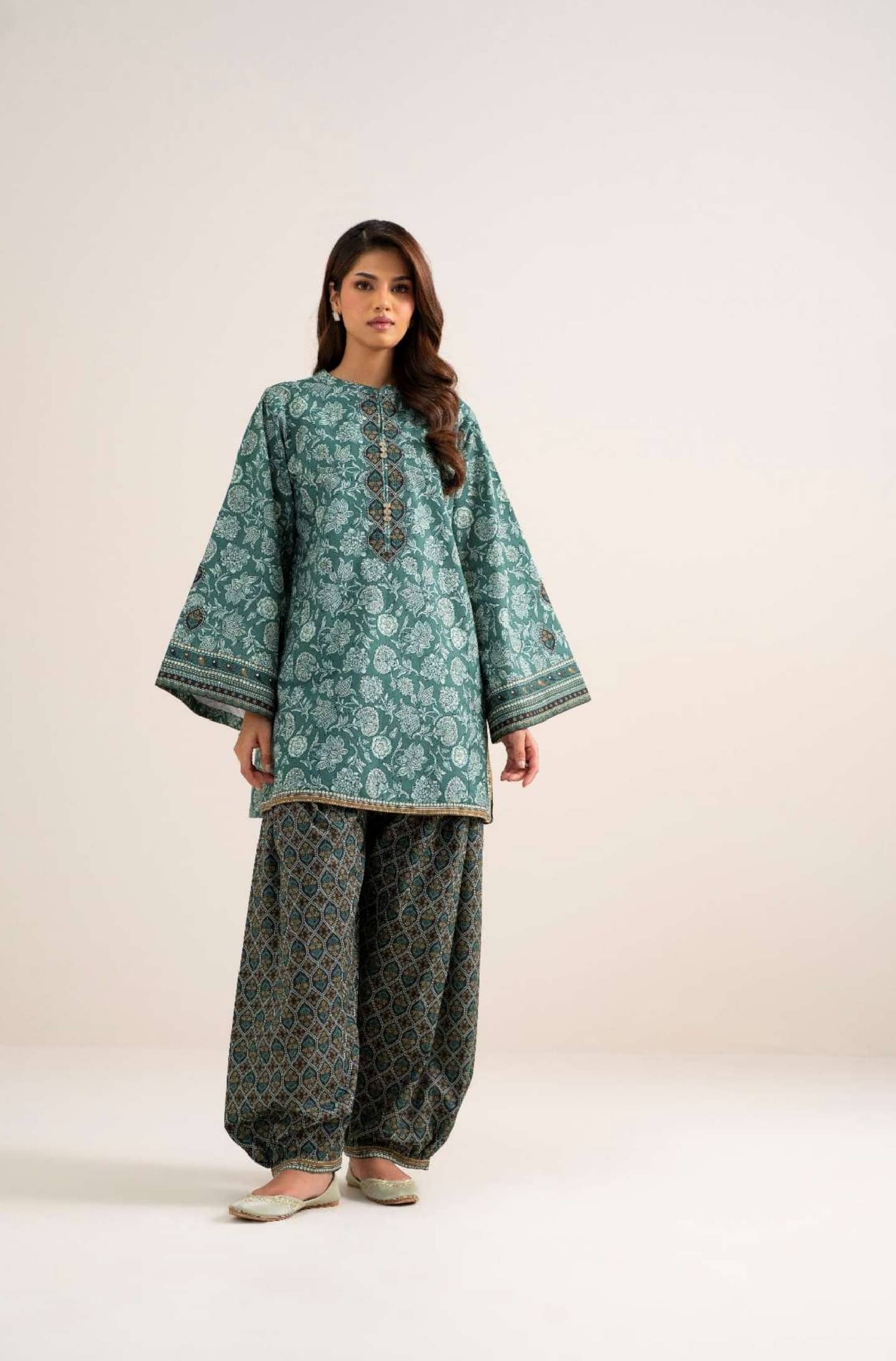 Sapphire Andaaz Luxury Lawn 26/UT2-DDS26V7-56