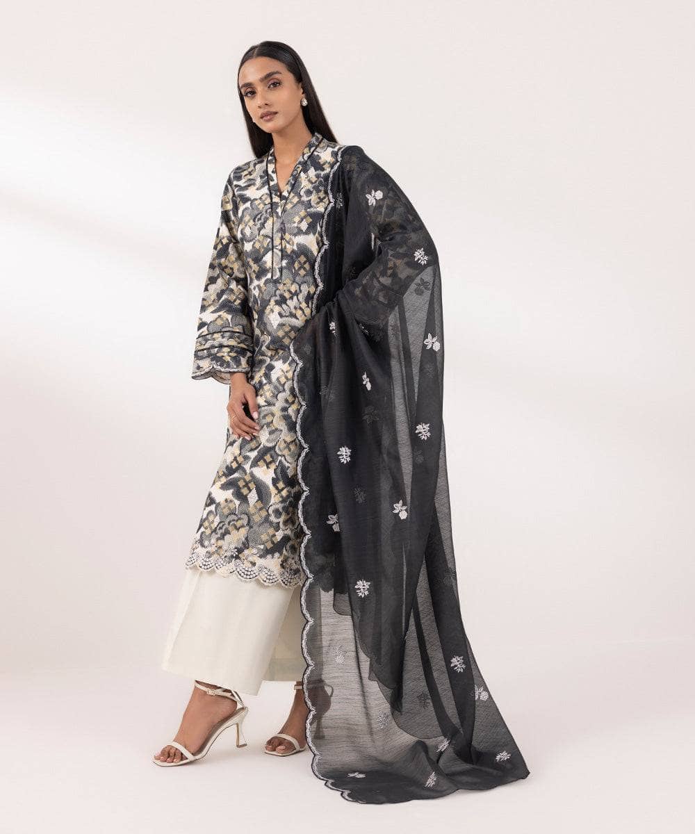 img_sapphire_intermix_awwal_boutique