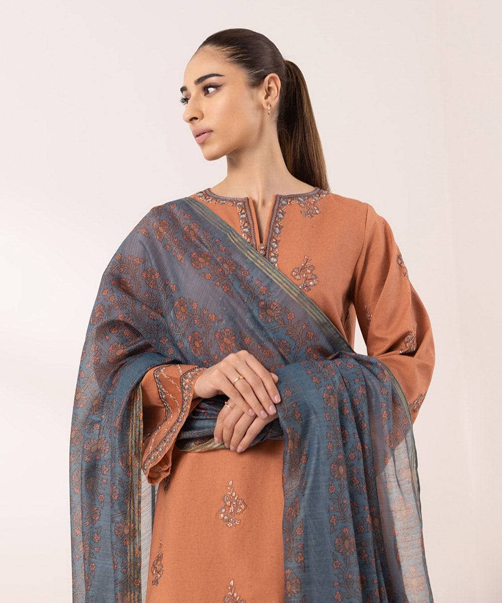 img_sapphire_intermix_awwal_boutique