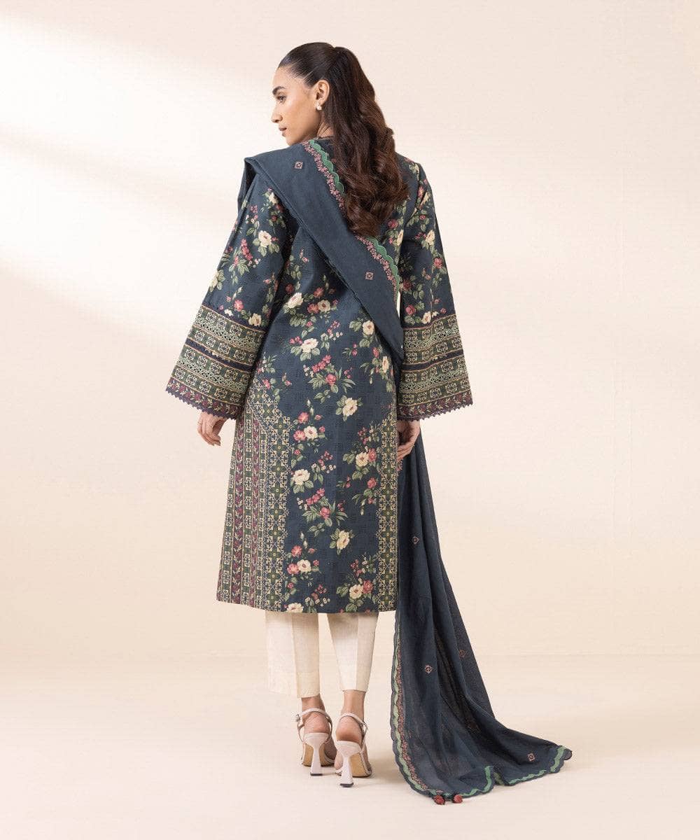 img_sapphire_intermix_awwal_boutique
