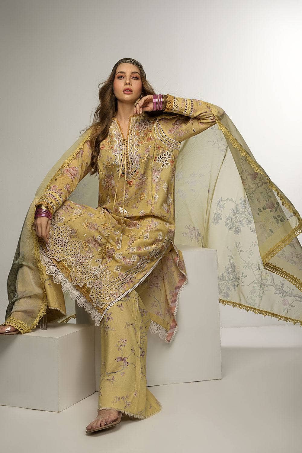 img_sobia_nazir_vital_lawn_23_awwal_boutique