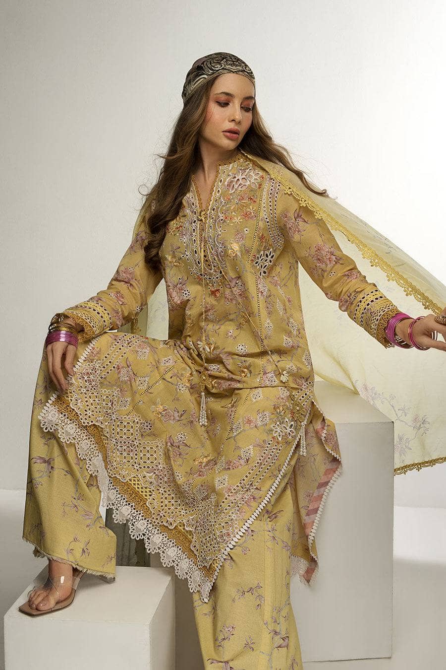 img_sobia_nazir_vital_lawn_23_awwal_boutique