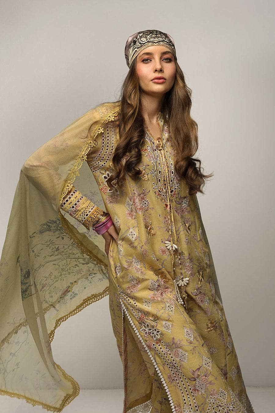 img_sobia_nazir_vital_lawn_23_awwal_boutique