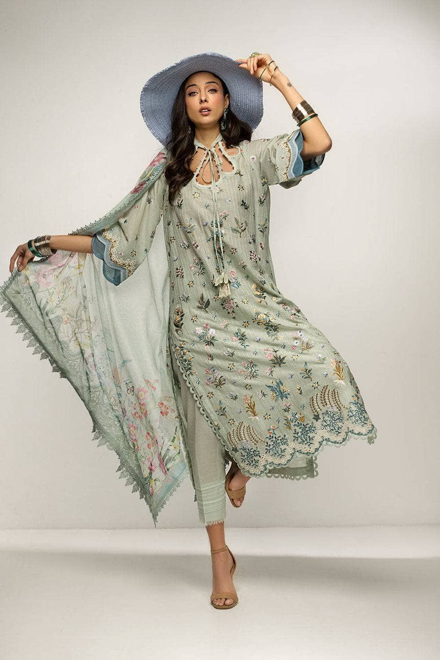 img_sobia_nazir_vital_lawn_23_awwal_boutique