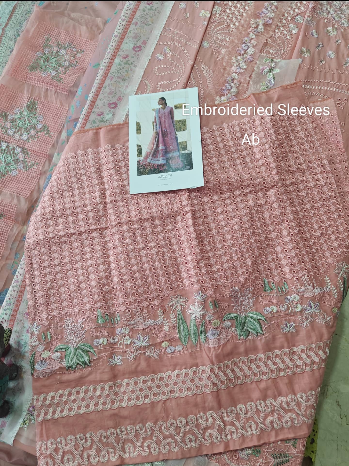 Open Pic/Sale‼️Suffuse Luxury Lawn 26/Kesira/Pink