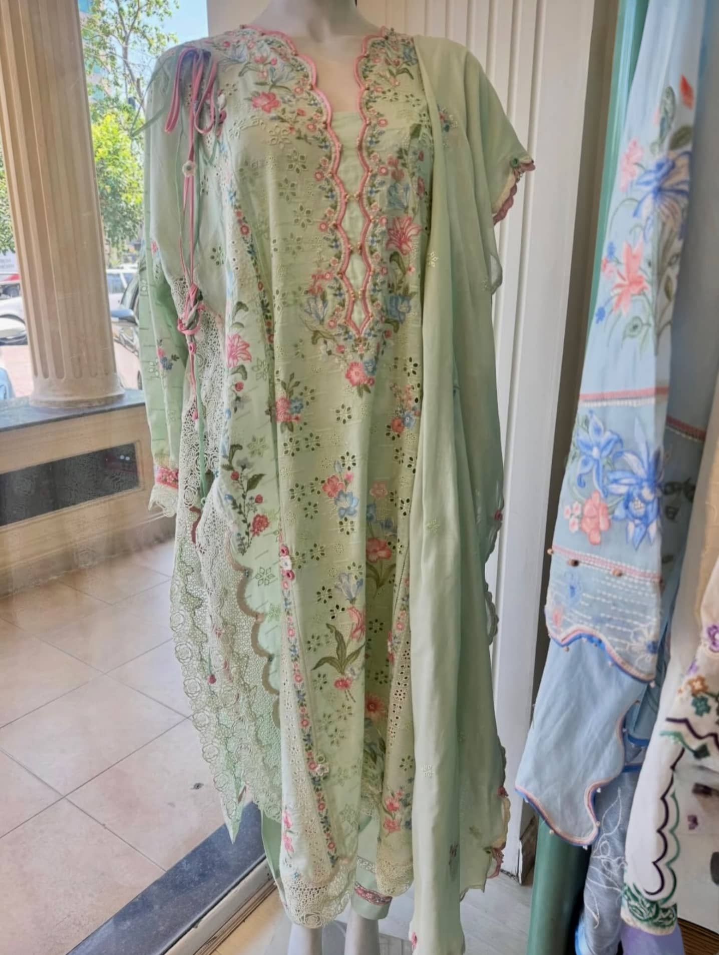 img_zaha_lawn_awwal_boutique
