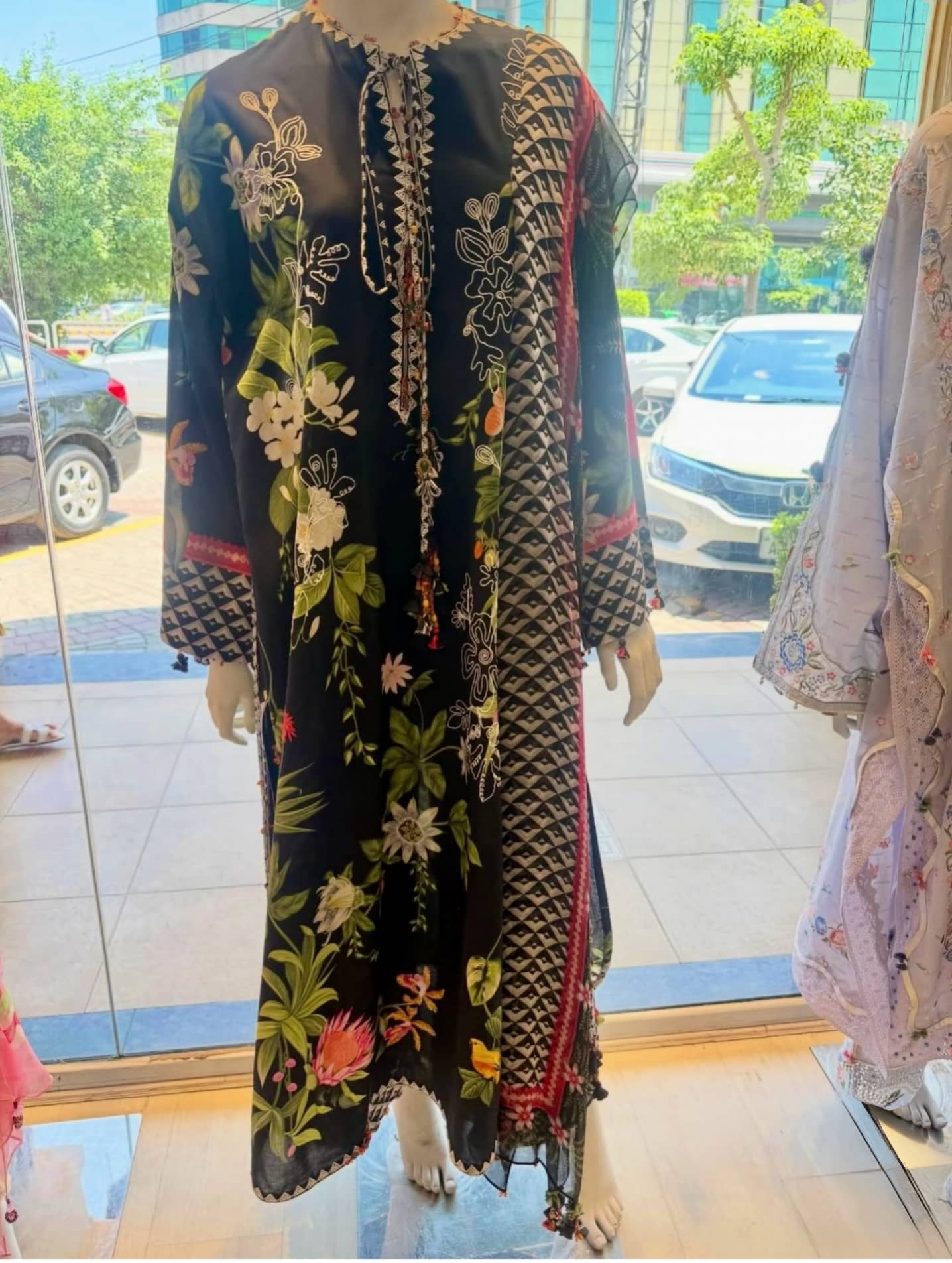 img_zaha_lawn_awwal_boutique