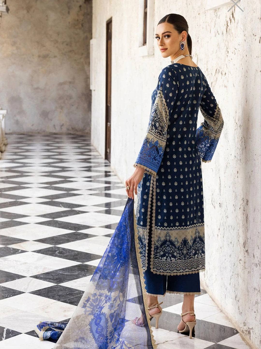 img_zainab_chottani_tahra_lawn_23_awwal_boutique
