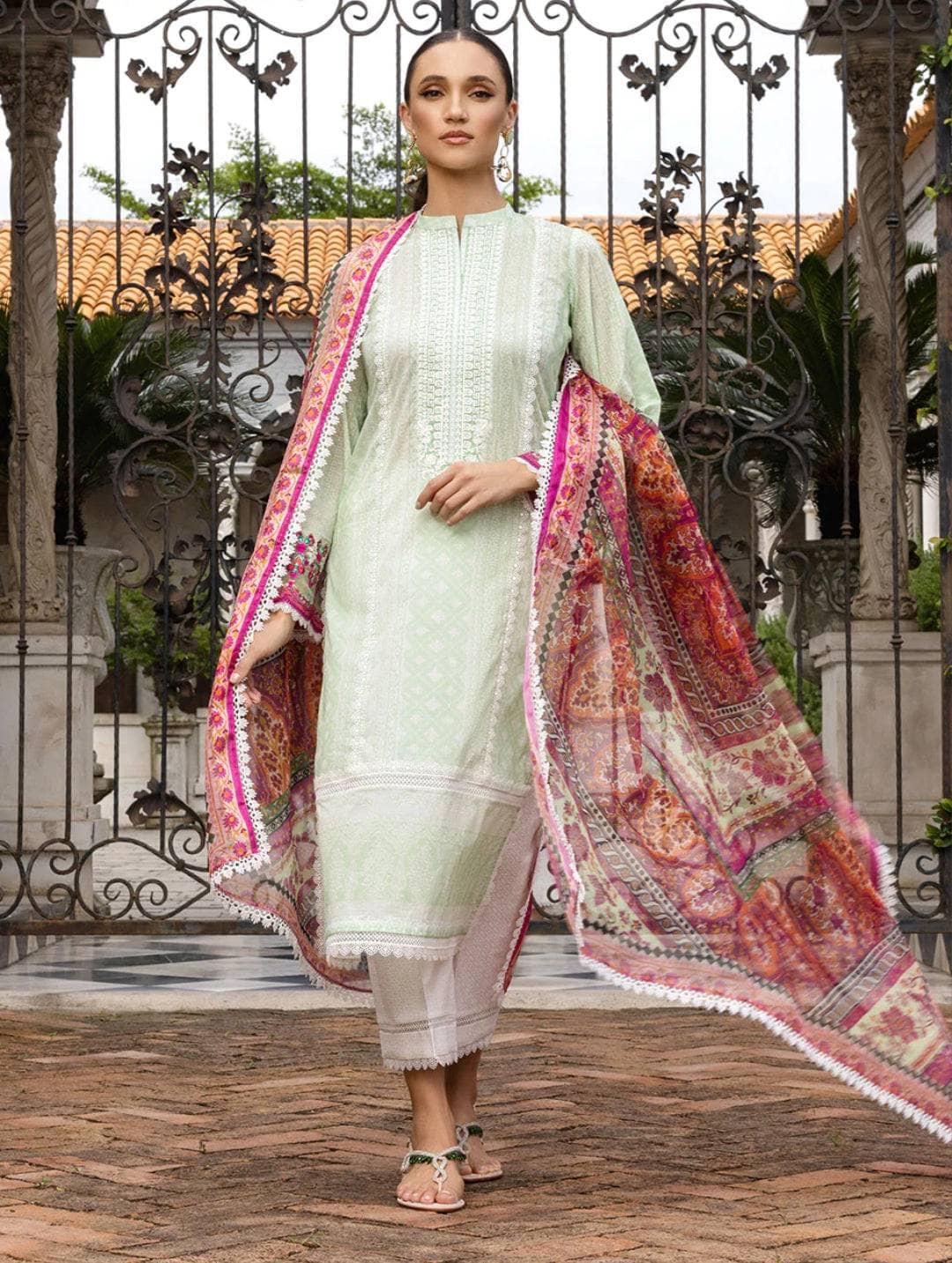 img_zainab_chottani_tahra_lawn_23_awwal_boutique