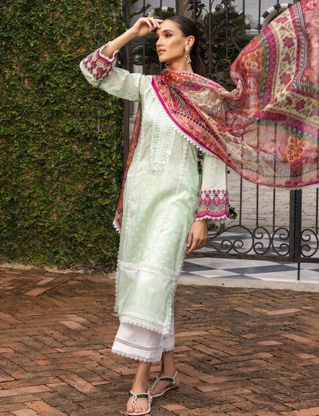 img_zainab_chottani_tahra_lawn_23_awwal_boutique