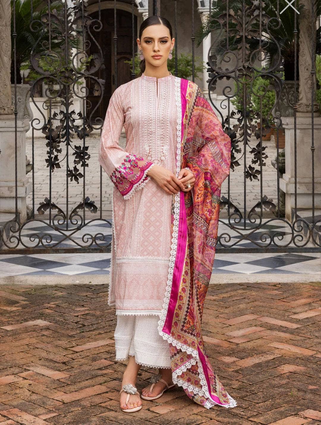 img_zainab_chottani_tahra_lawn_23_awwal_boutique