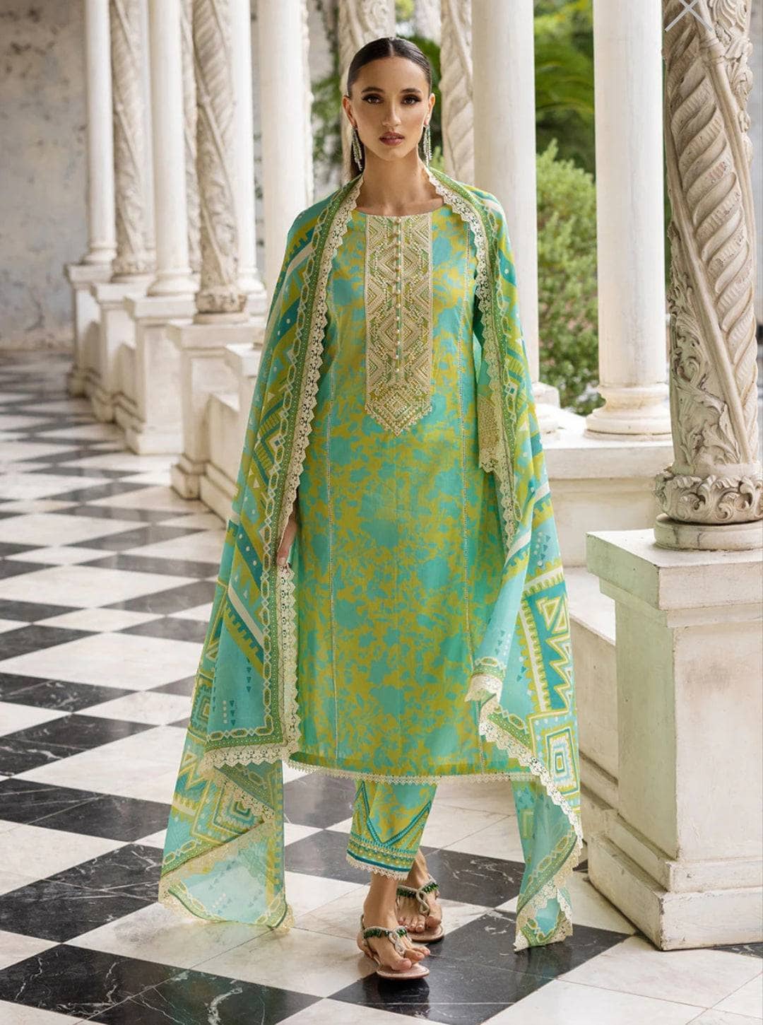 img_zainab_chottani_tahra_lawn_23_awwal_boutique