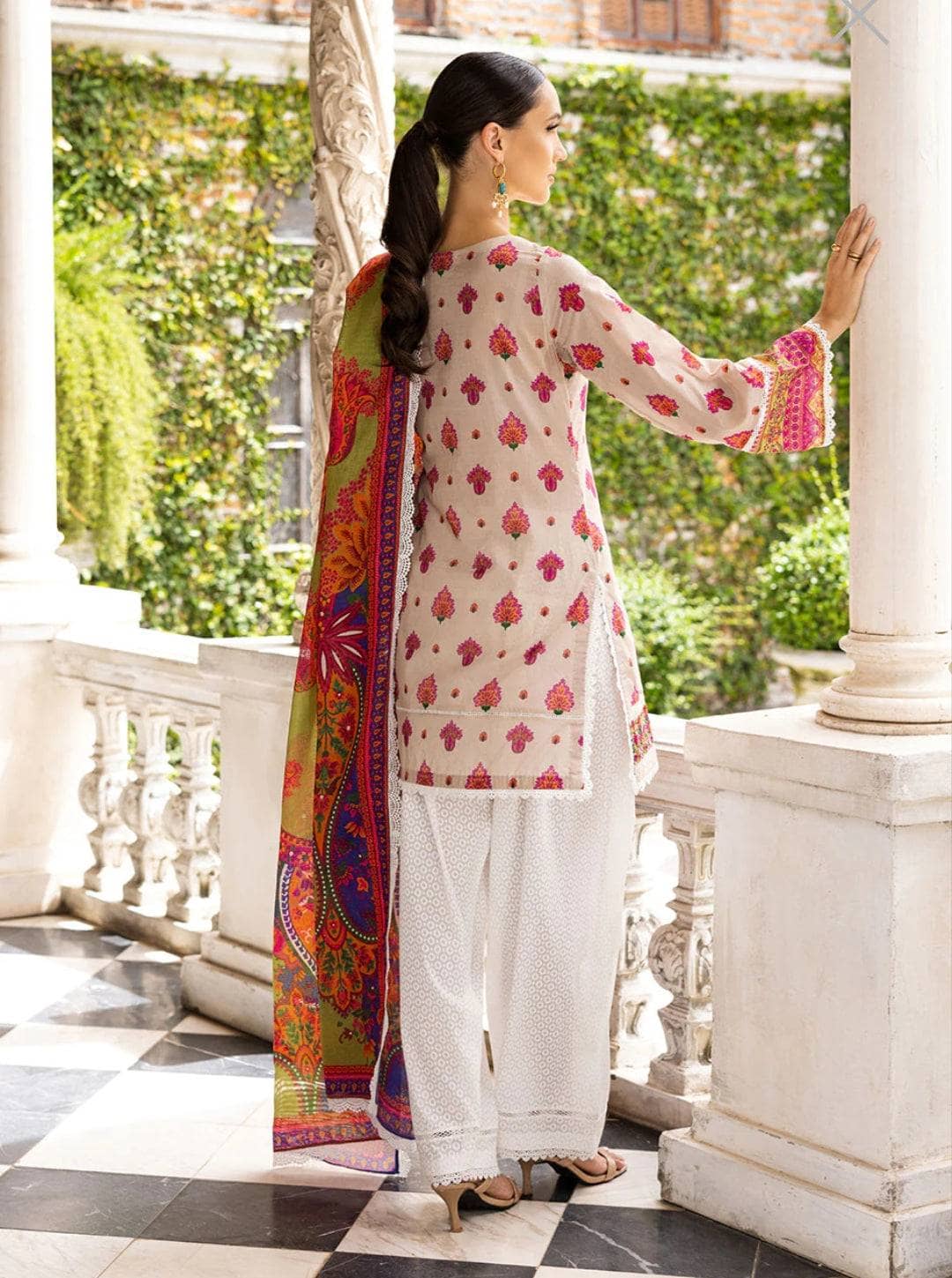 img_zainab_chottani_tahra_lawn_23_awwal_boutique