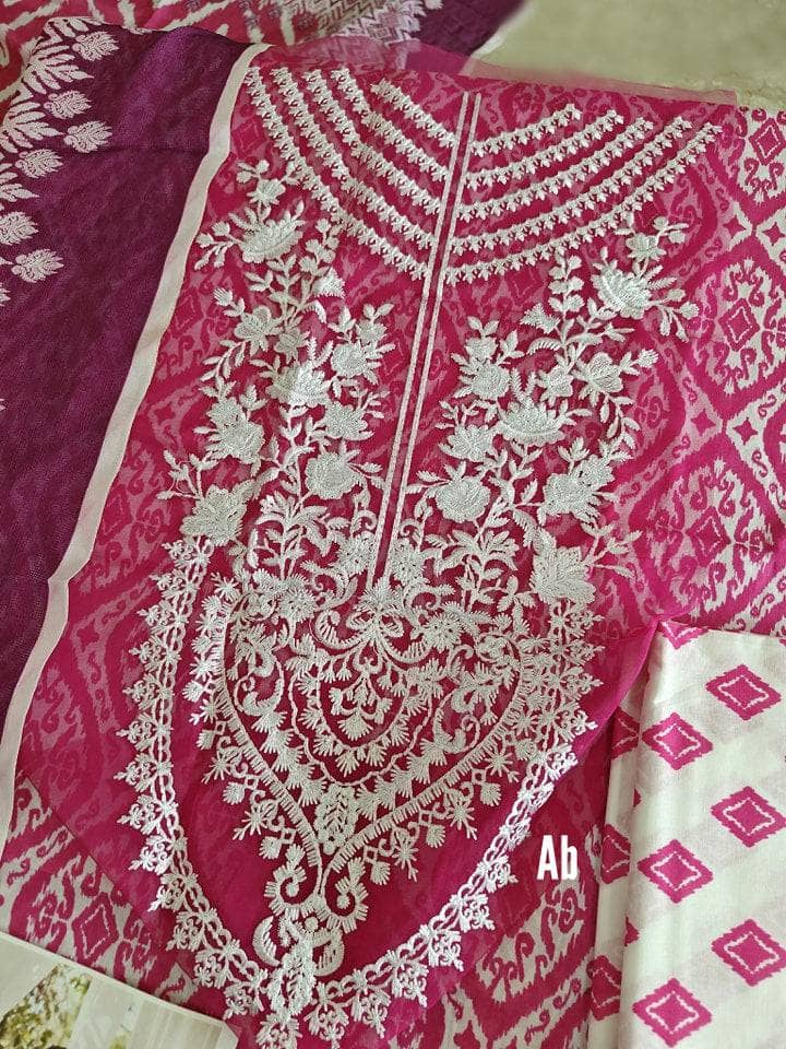 img_zainab_chottani_tahra_lawn_awwal_boutique