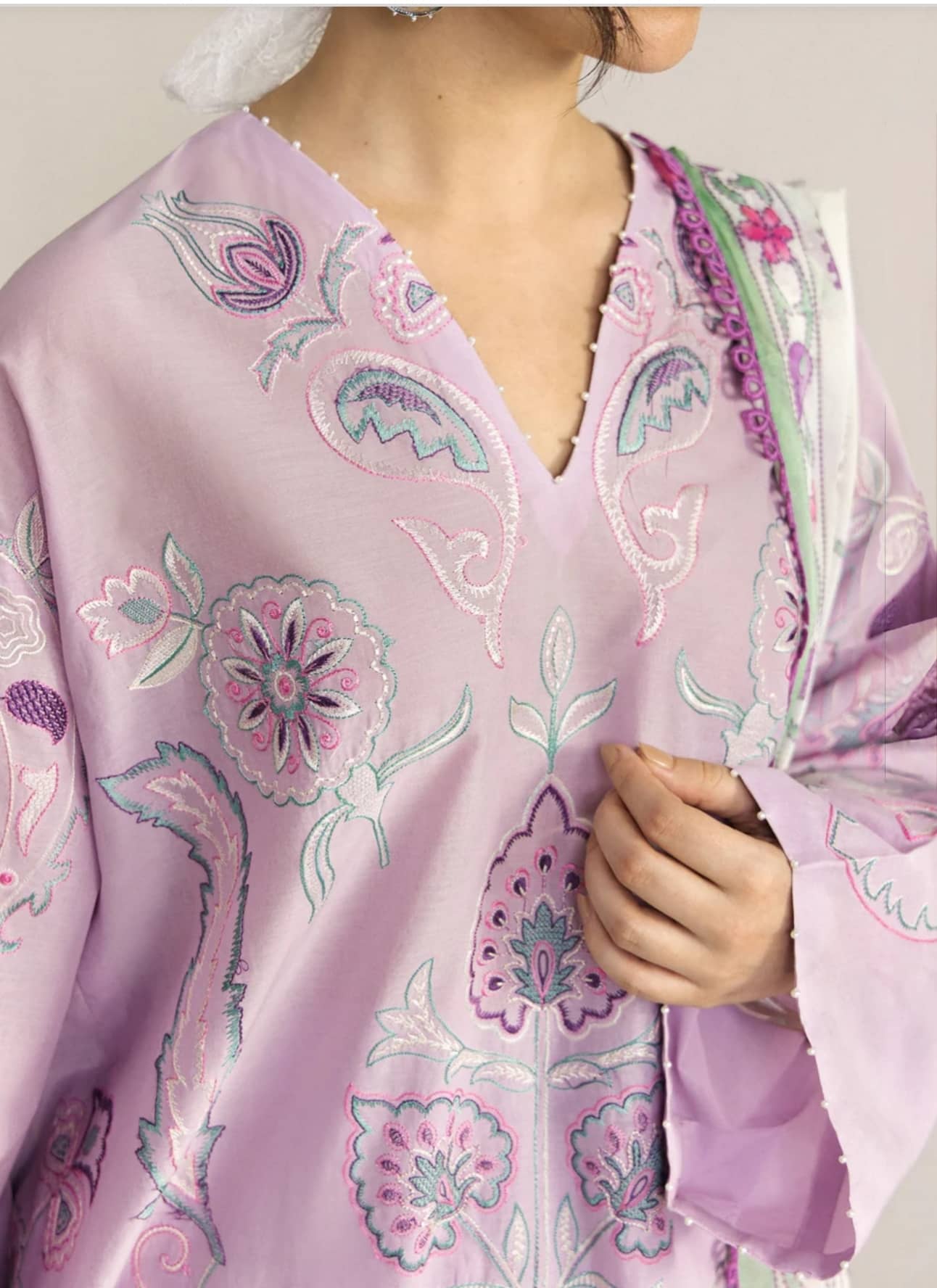img_coco_lawn_awwal_boutique